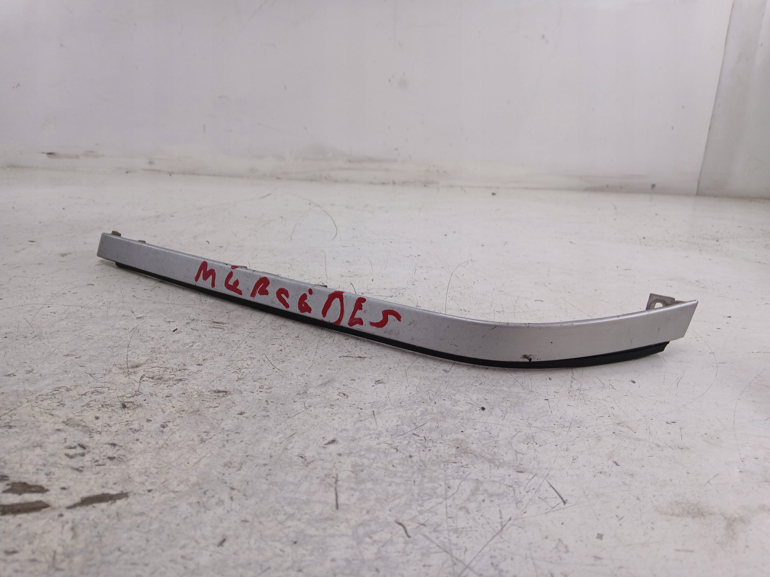 MERCEDES W202 moulding below LAMPE left front