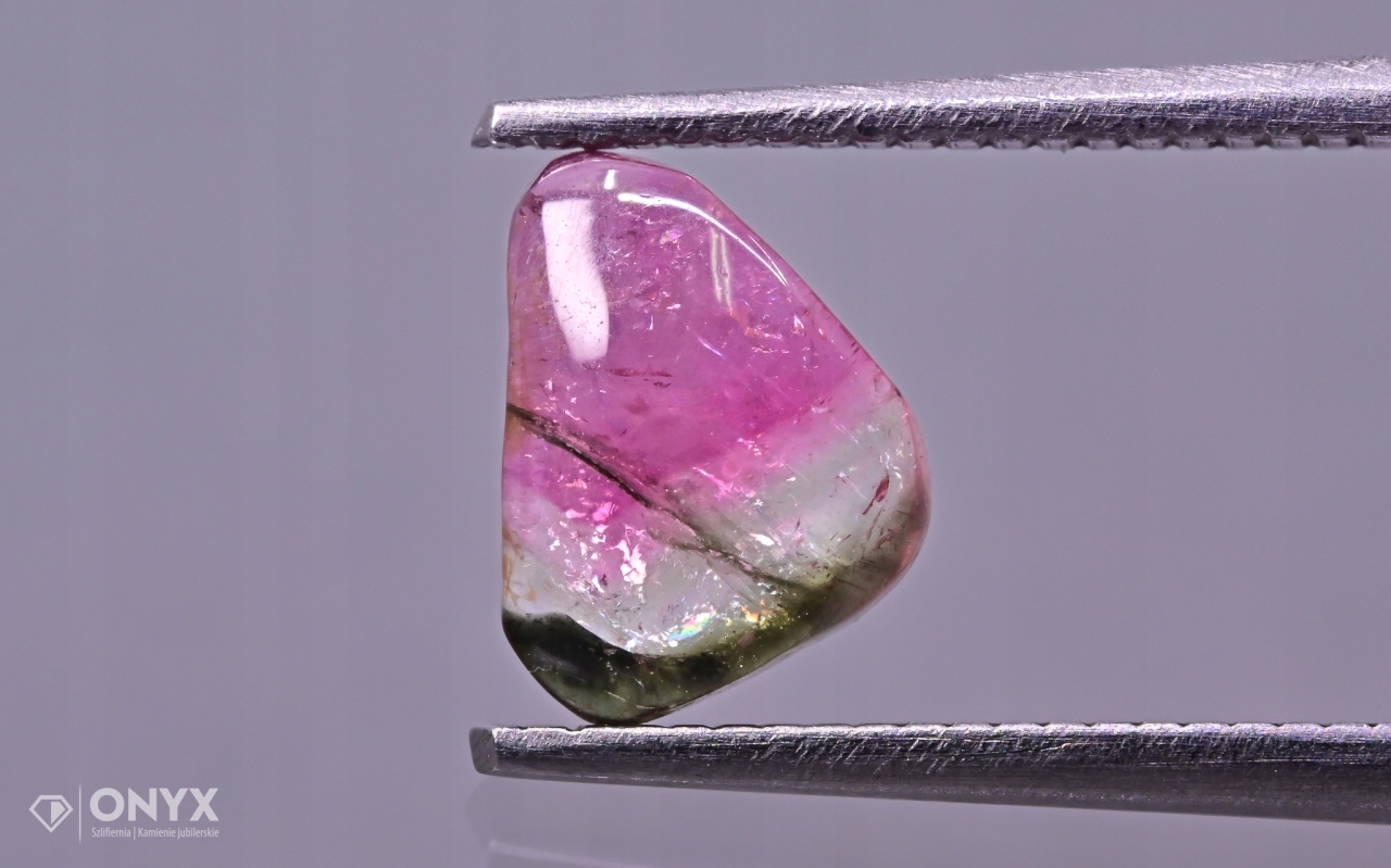 Turmalín konvexní nepravidelná dlažba 7,5x5,5 mm