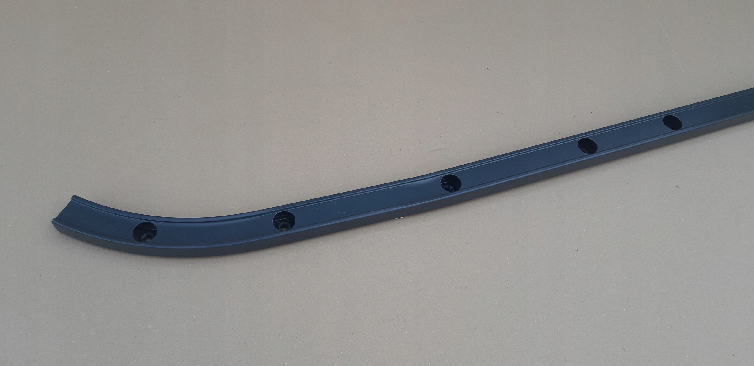 VOLVO FH4 BELKA ZDERZAKA PRZÓD LISTWA DOLNA Producent części Volvo OE