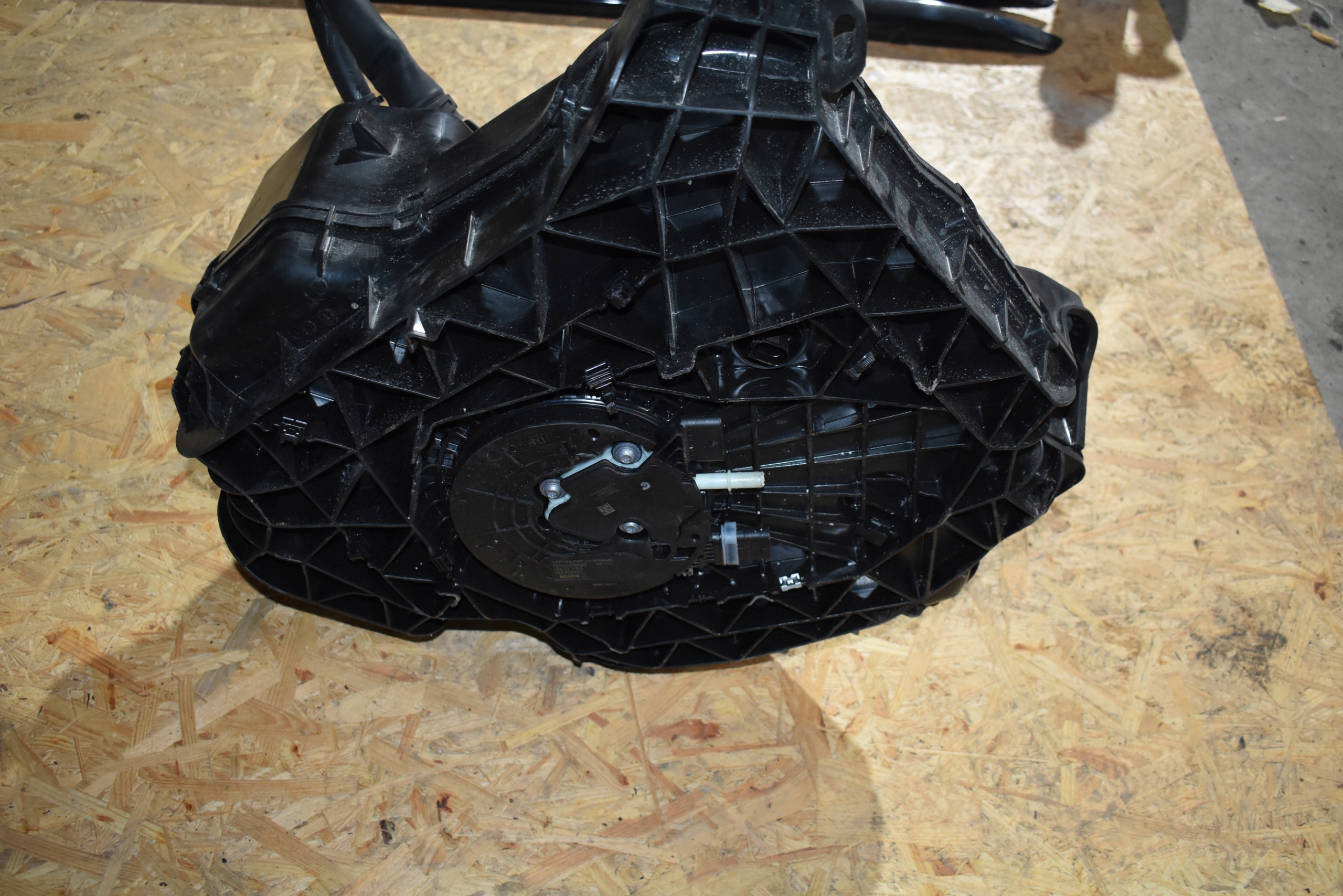 IDEALNY completo serbatoio ADBLUE AUDI A5 B10 1