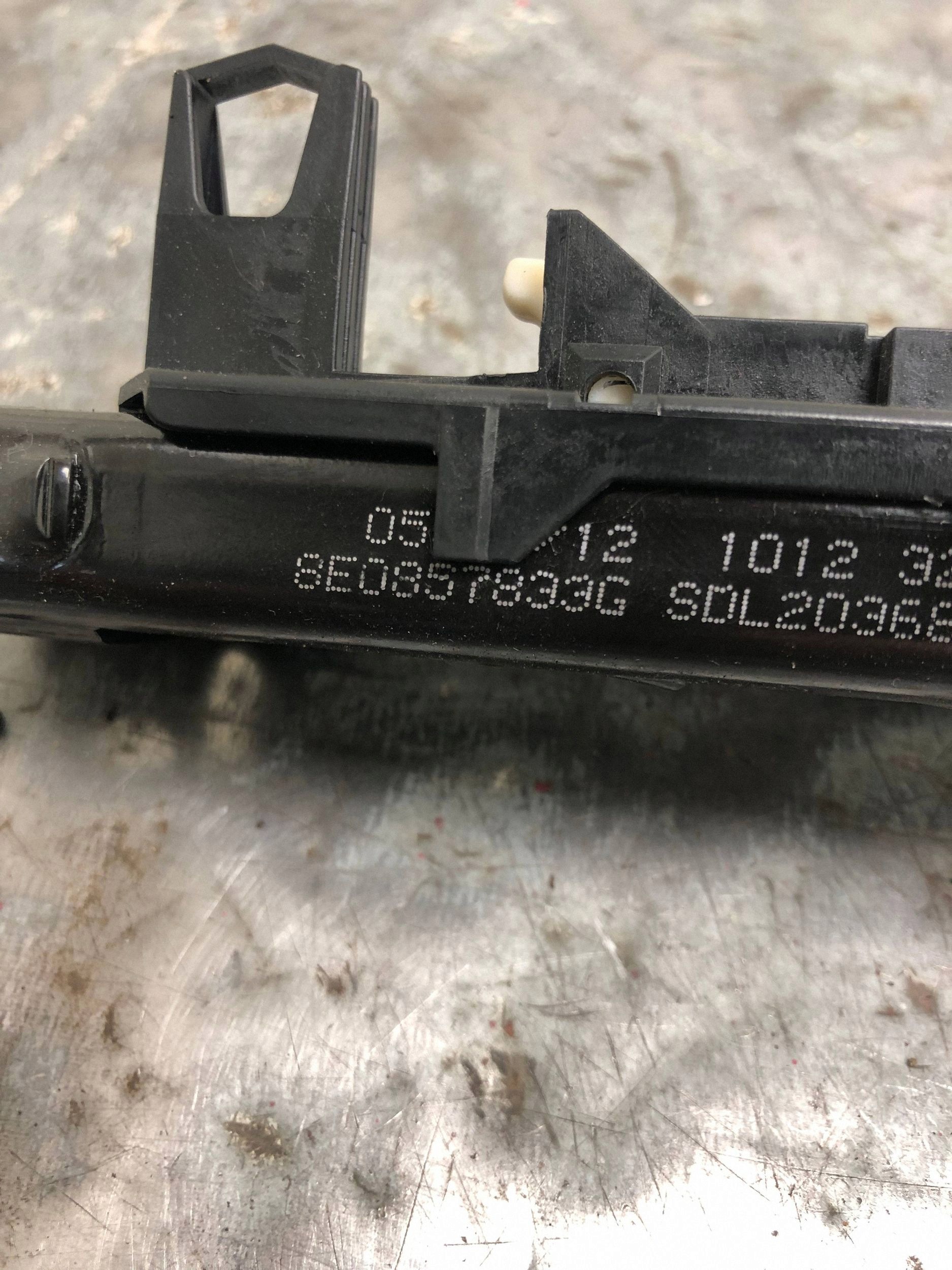 REGULACJA stěny AUDI A3 8P LIFT 8E0857833G