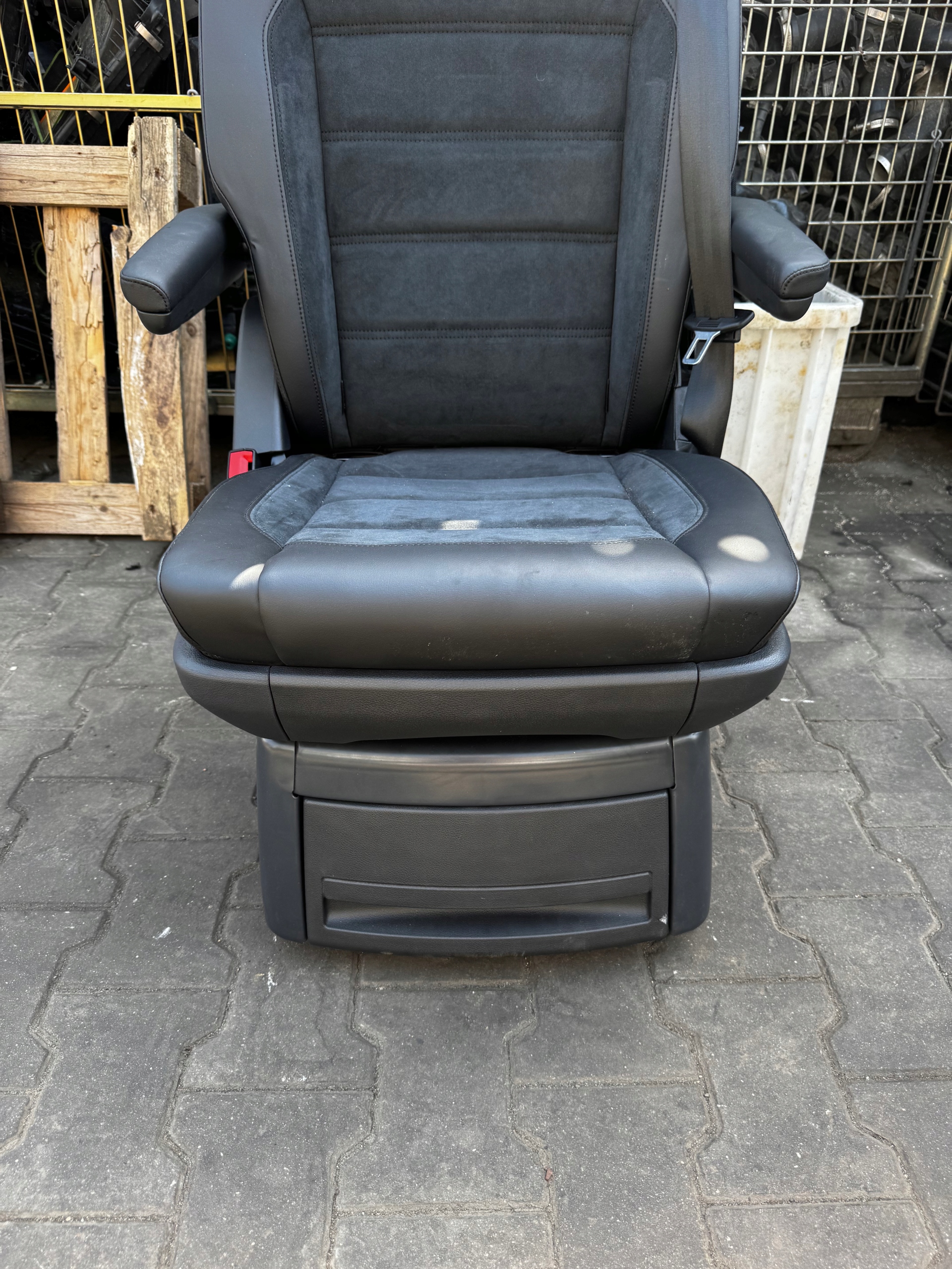 Sitz NIEOBROTOWY VW T6 MULTIVAN Leder ALCANTARA
