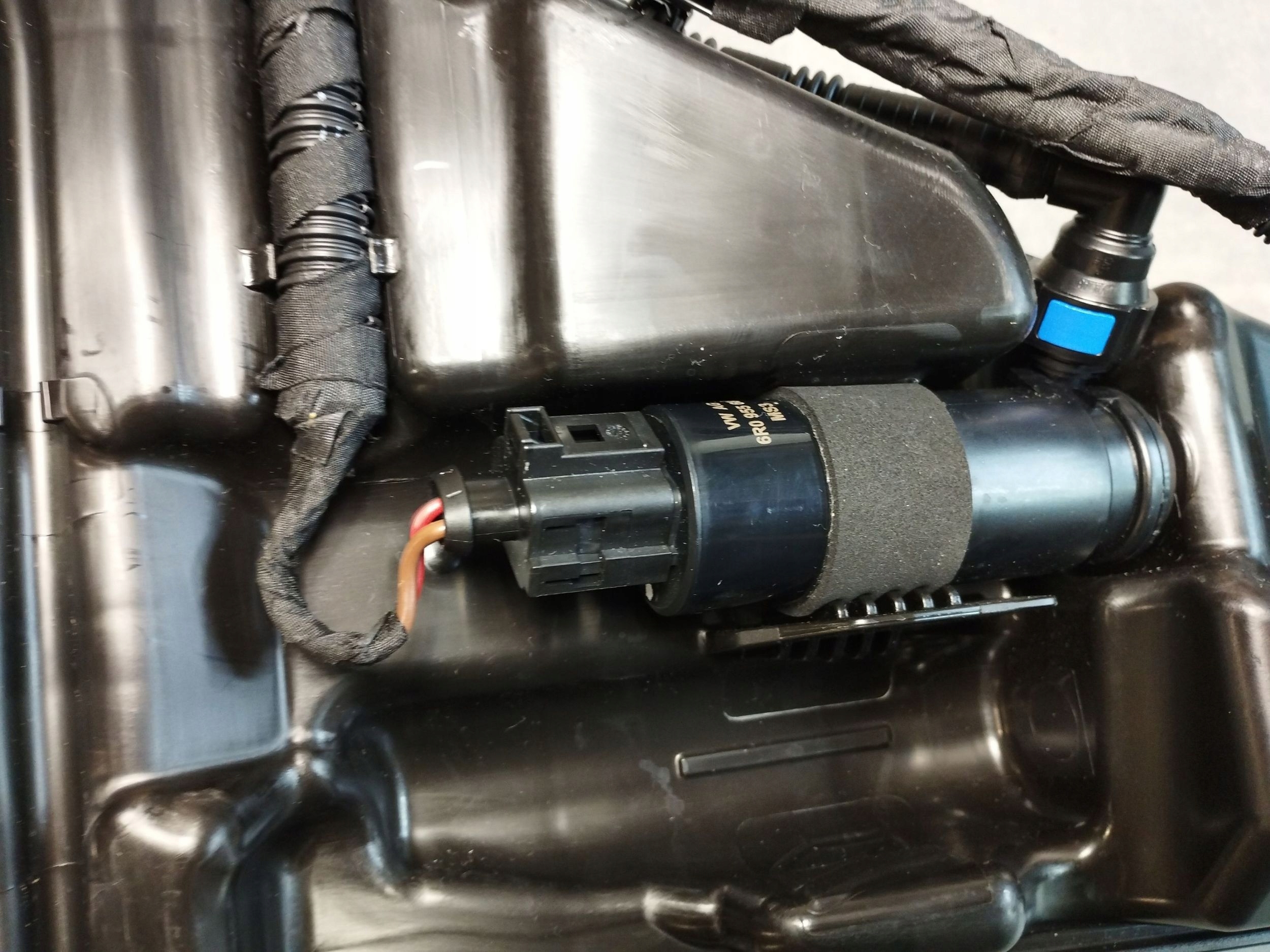 Audi A5 B10 washer fluid tank pompki 8B3955453A