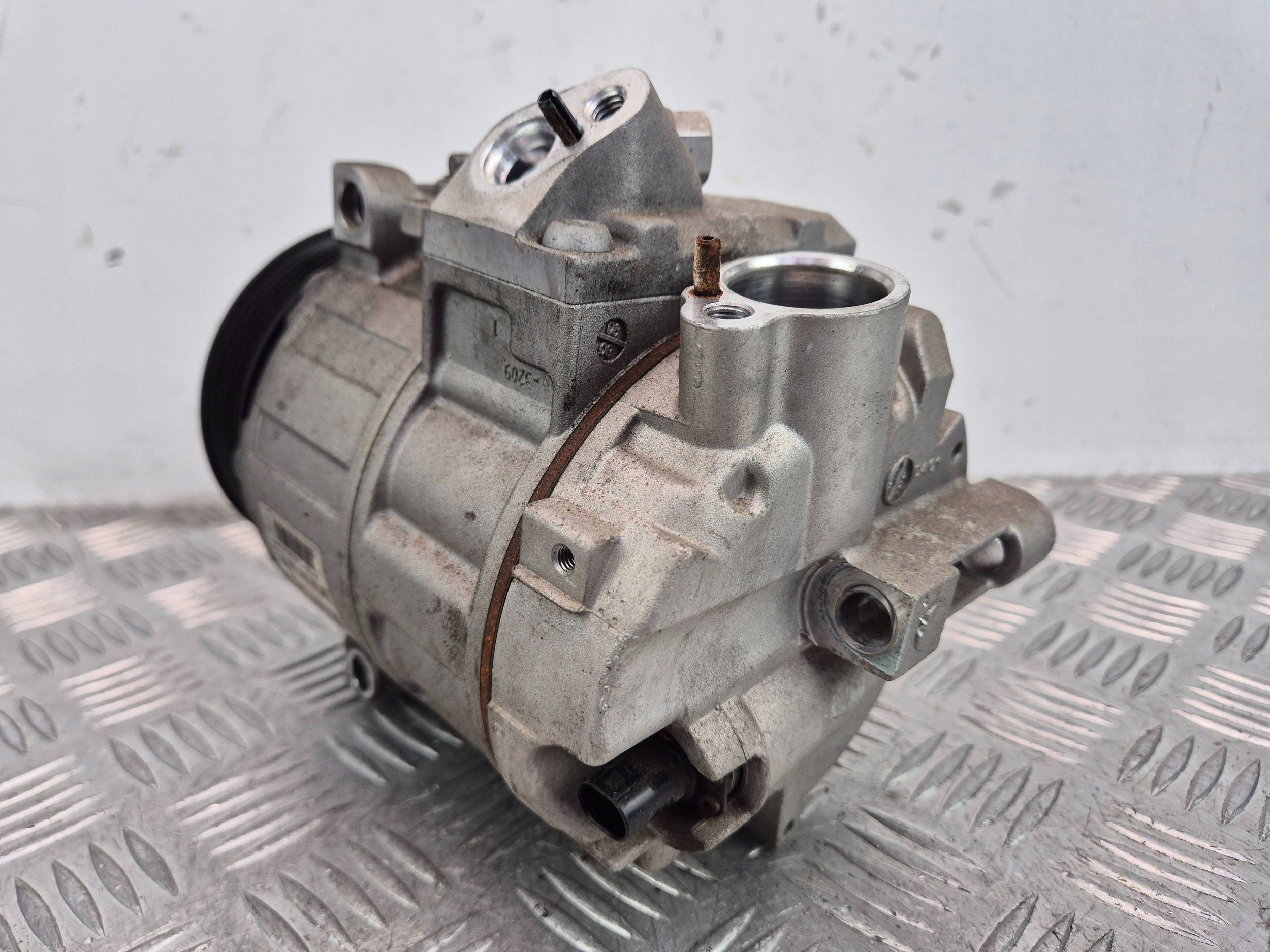 Mercedes C180 CGI W204 compressor; compressor of the air conditioning A0008307800