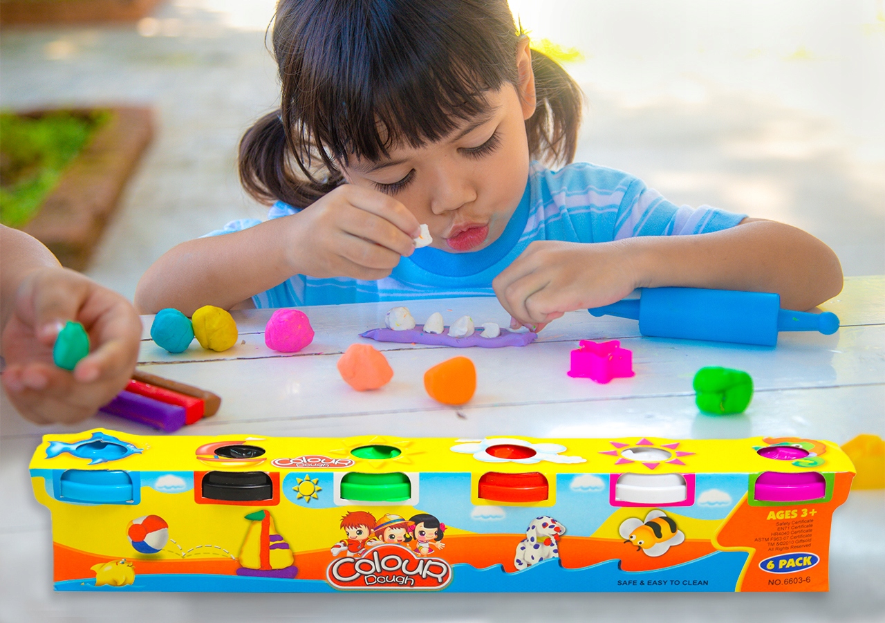 MASA PLASTYCZNA DLA DZIECI DO ZABAWY 6 KUBECZKÓW KOLORÓW Z CIASTOMASĄ 300G Bohater brak