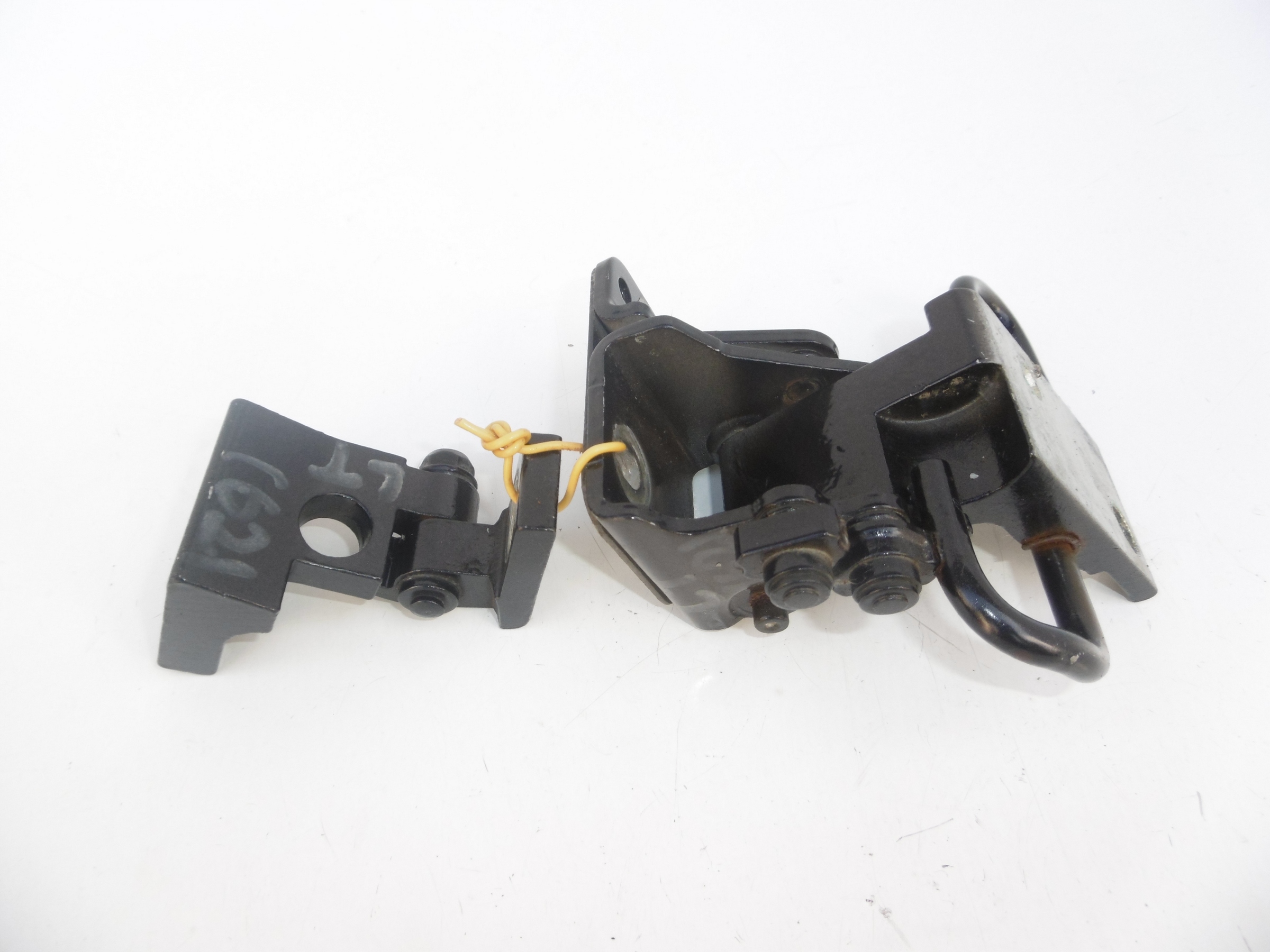hinge limiter left rear part PORSCHE CAYENNE 7L
