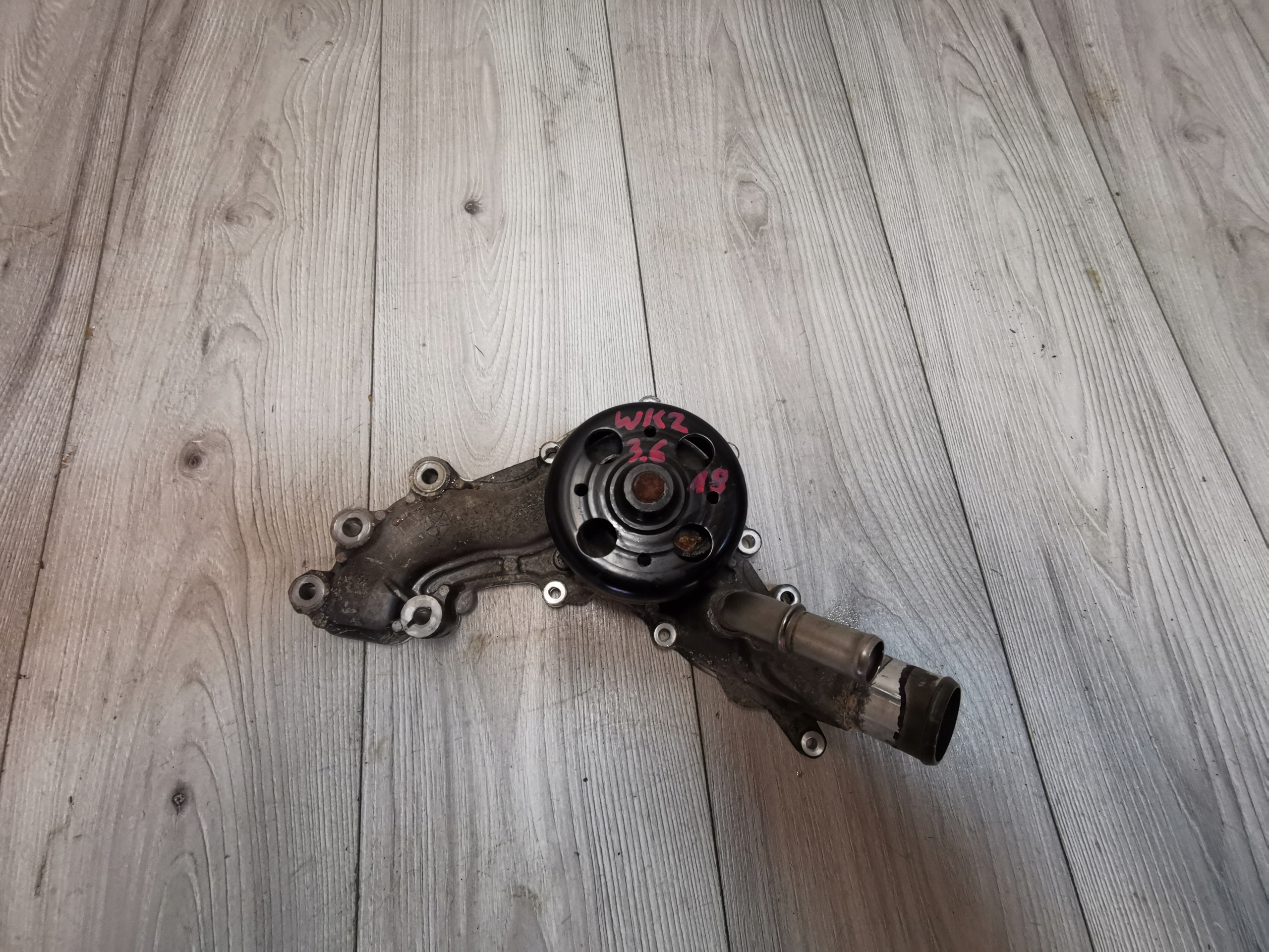 JEEP GRAND CHEROKE WK2 2017- 3.6 POMPA WODY