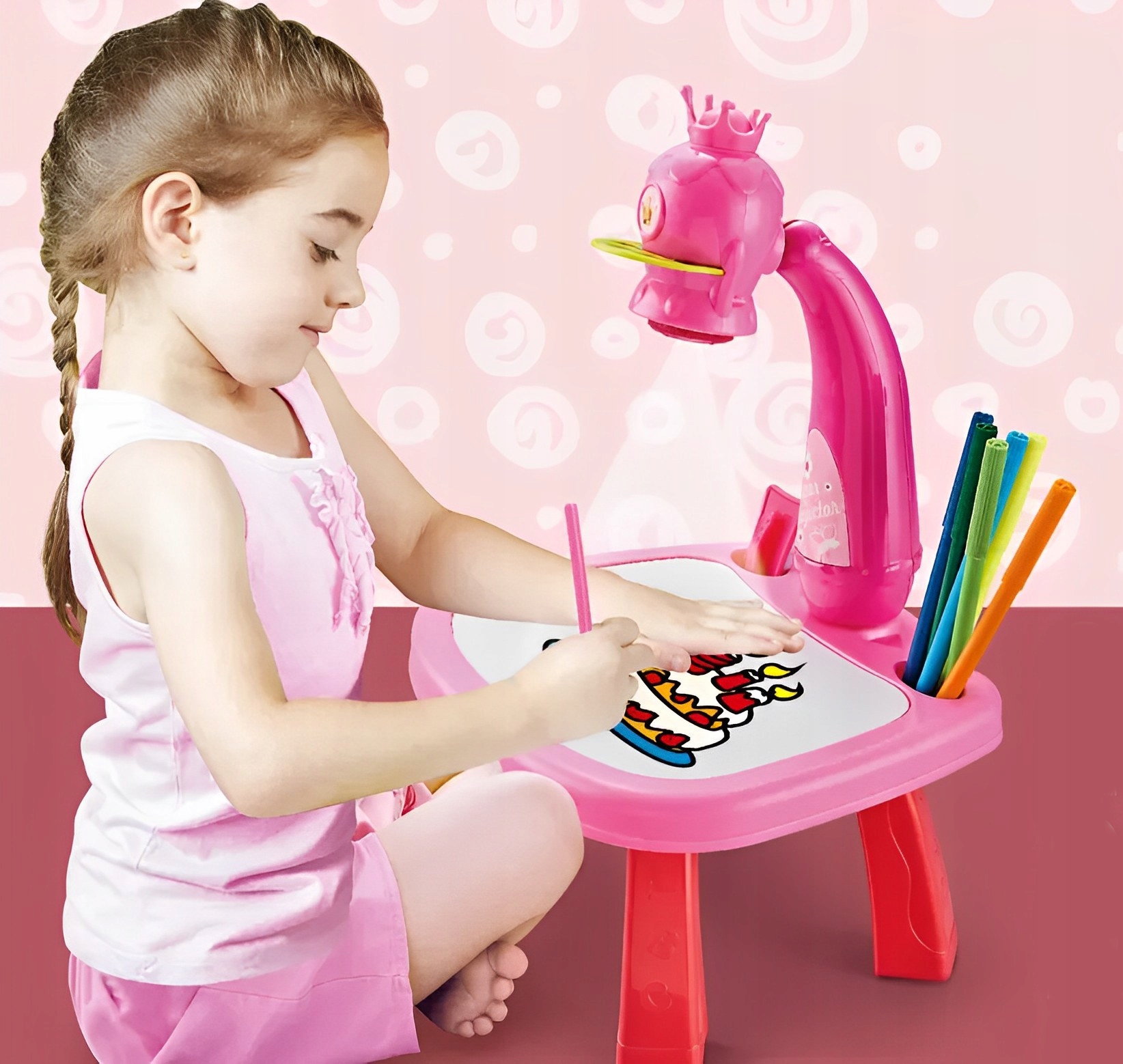 PROJEKTOR RZUTNIK DO NAUKI RYSOWANIA STOLIK RÓŻOWY SZKICOWNIK WZORY MAZAKI Szerokość produktu 38 cm