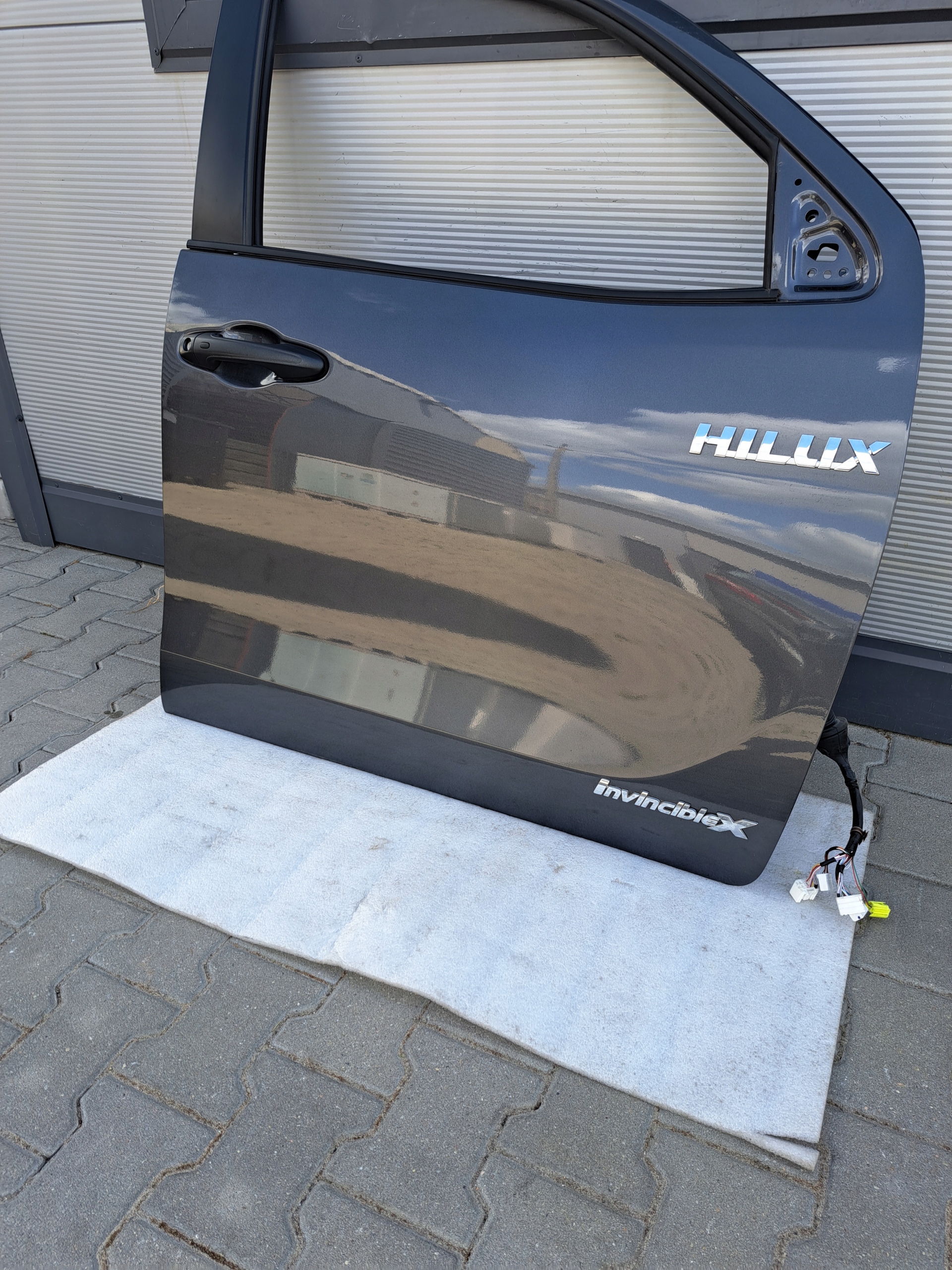 TOYOTA HILUX VIII INVINCIBLE DRZWI PRAWY PRZÓD ORYGINAŁ Typ samochodu Samochody osobowe