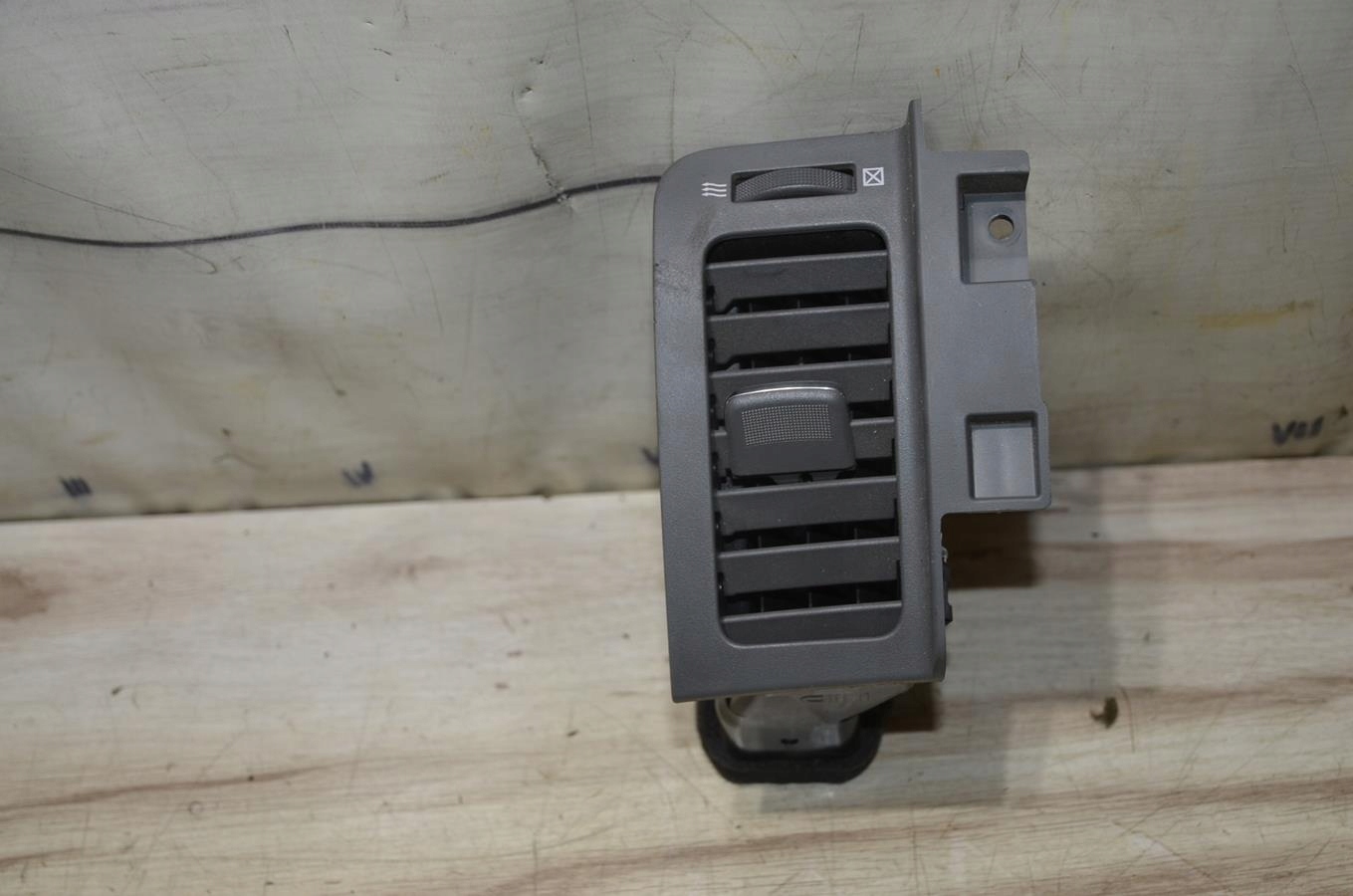 grid air conditioning devices the centre right Nissan X-Trail t31