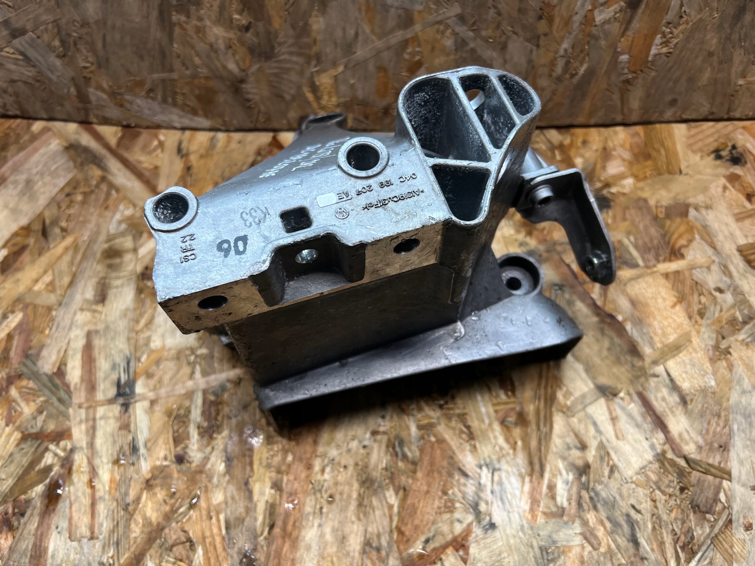 engine supporting mount holder 1.0 TSI SKODA SCALA 04C199207AE