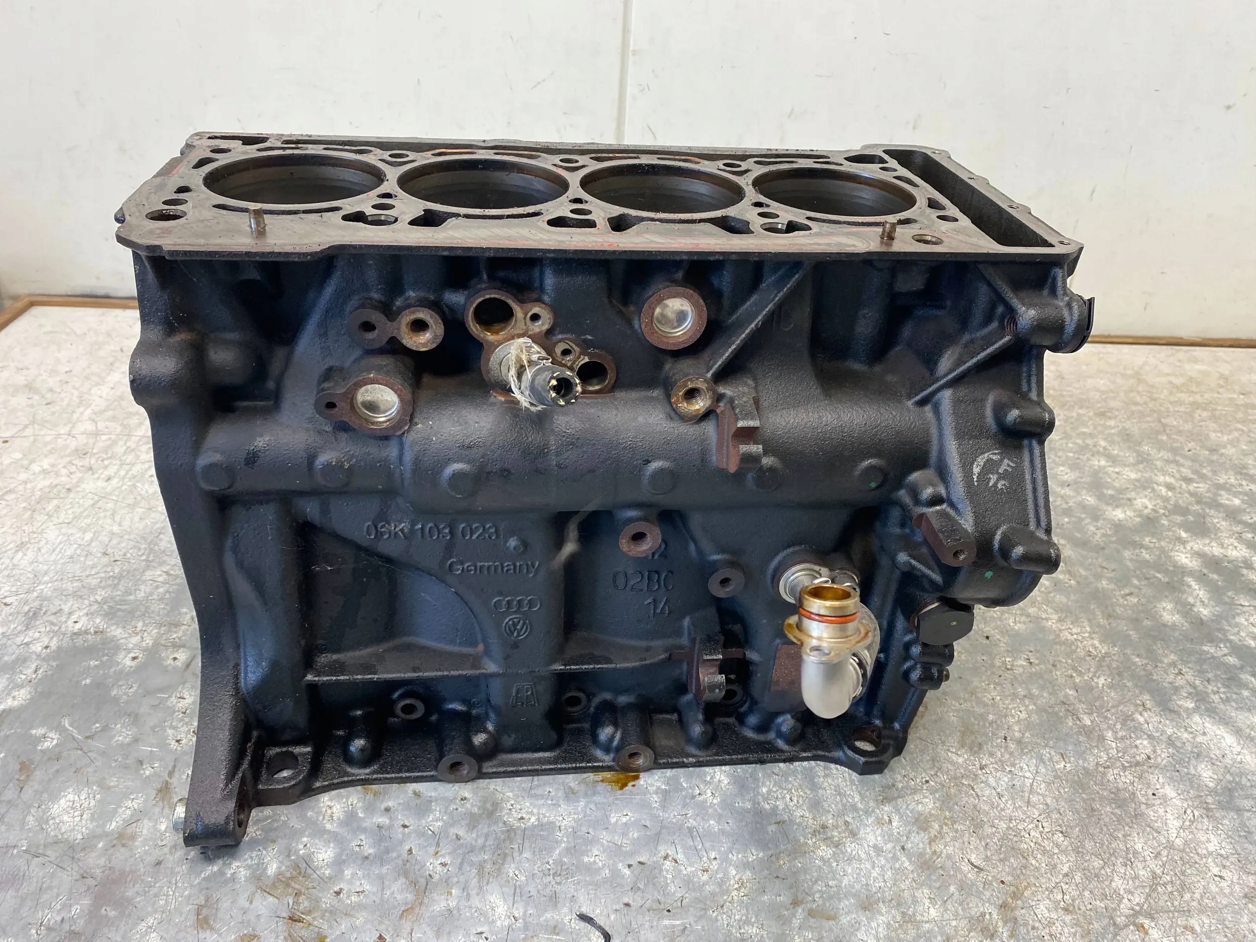 AUDI A4 B8 1.8 TFSI BLOK of the engine piston pillar CJE