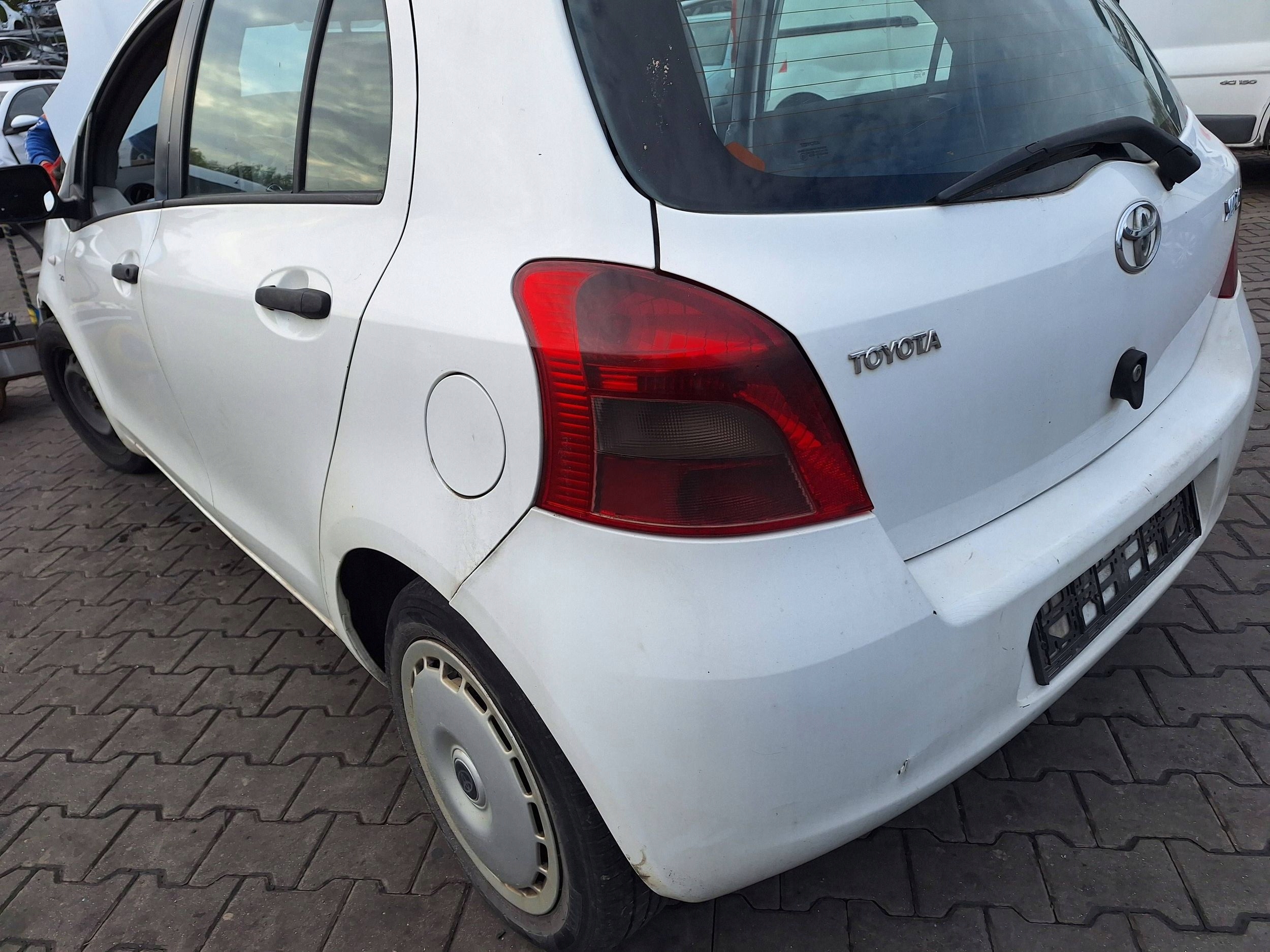 TOYOTA YARIS 2 II P9 2005-2009 light rear part left