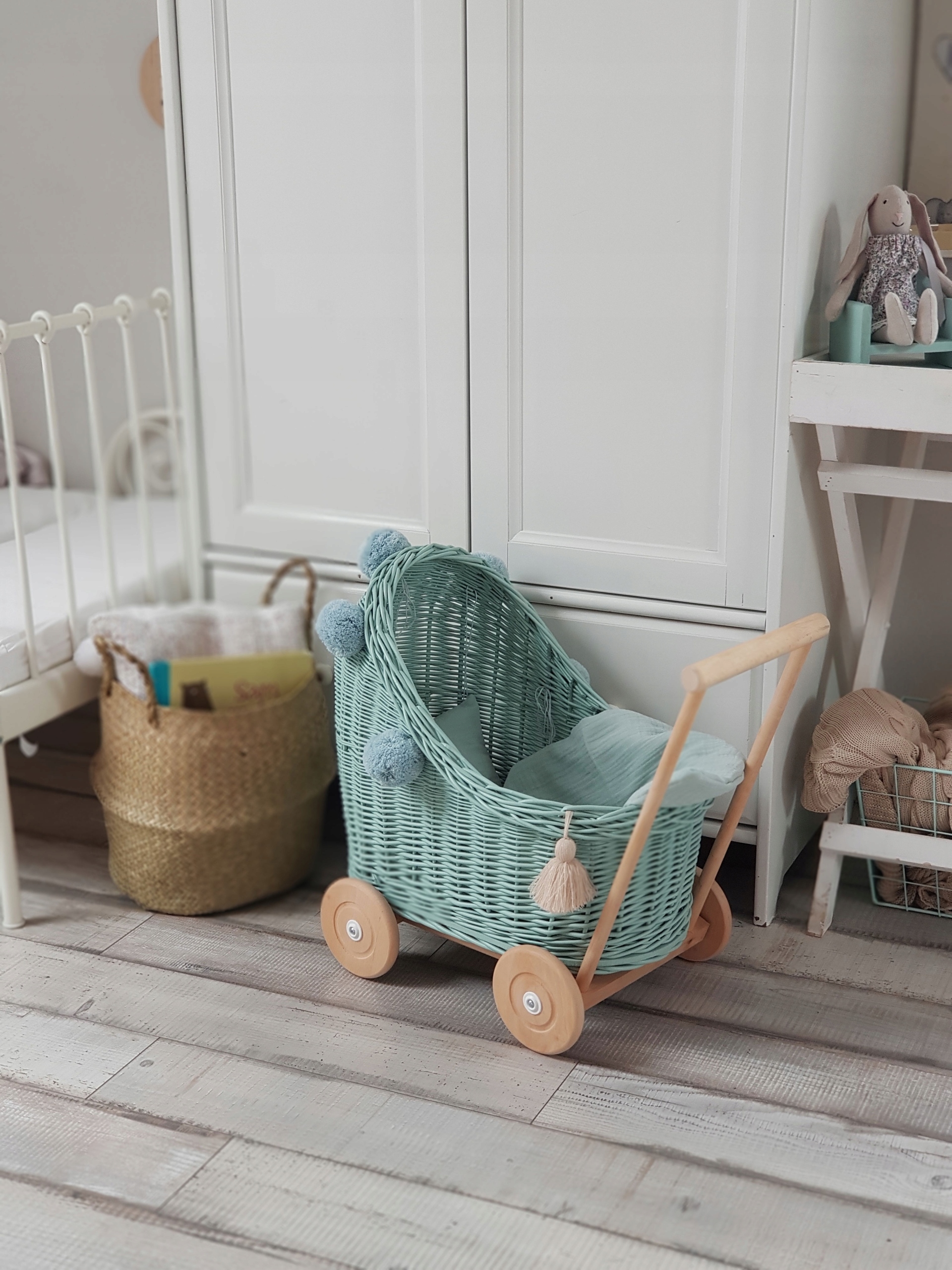 WÓZEK WIKLINOWY DLA LALEK MIĘTOWY KOMPLET POŚCIELI Marka inna