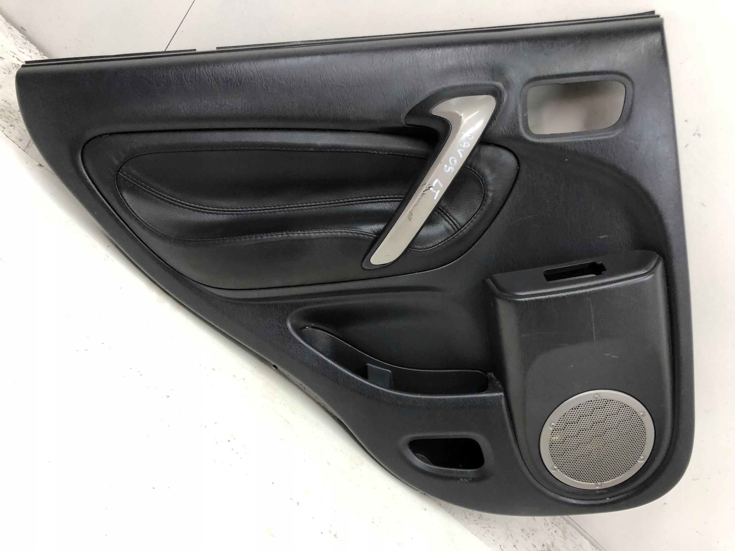 BOCZEK DRZWI LEWY TYŁ 5D TOYOTA RAV4 II 00- Producent części Toyota OE