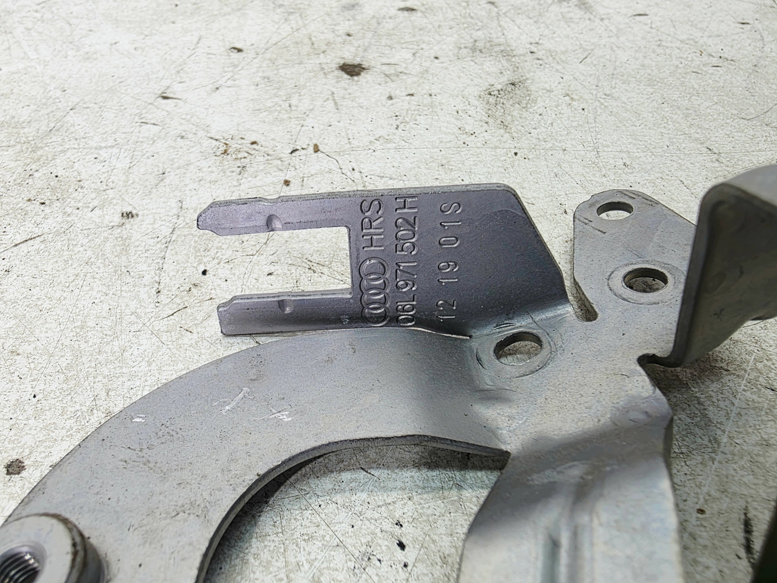 ADAPTER bracket console KATALIZATORA AUDI A4 B9 A5 8W 2.0 TFSI 06L971502H