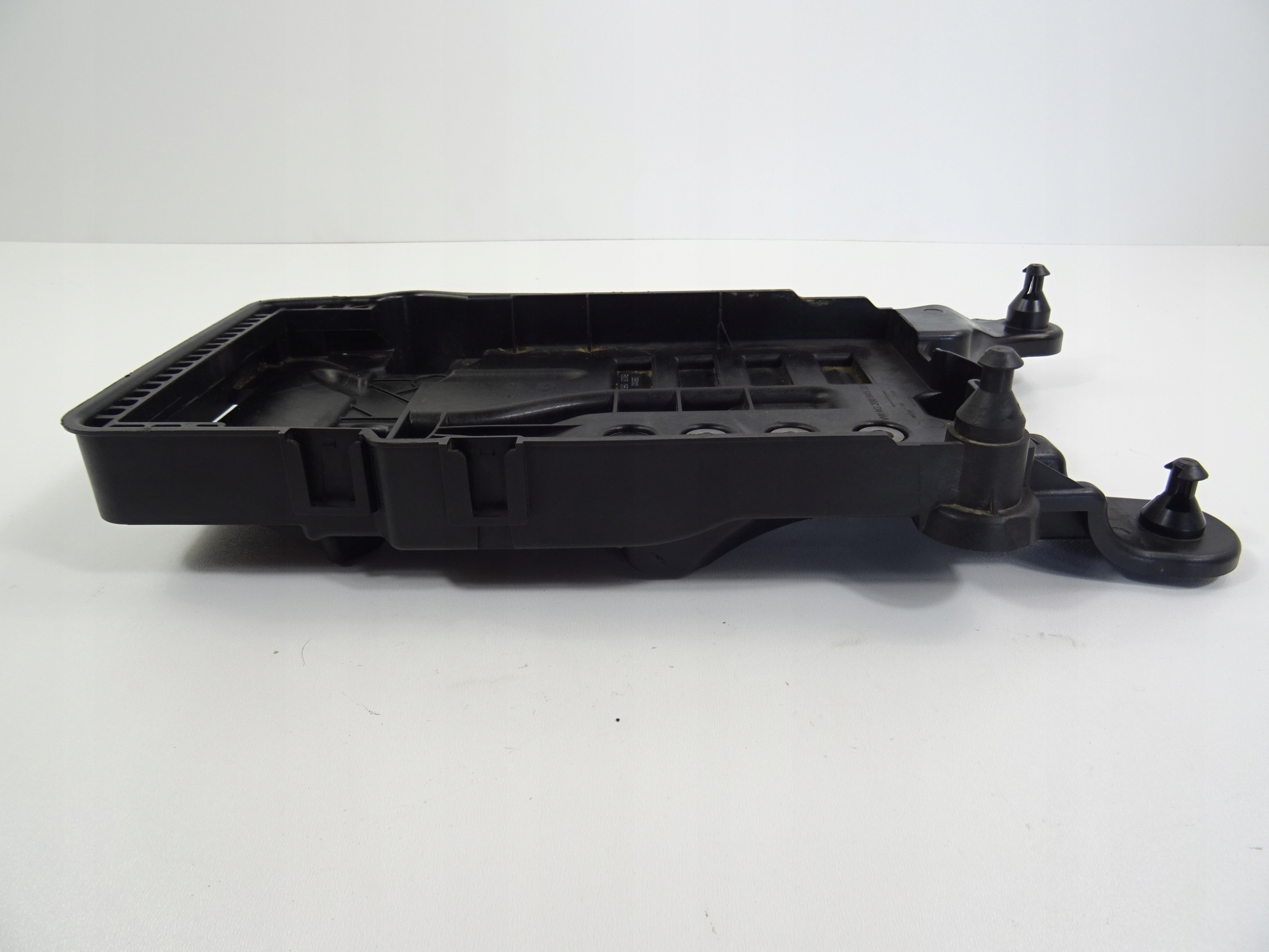 VW T-CROSS 1.0 TSI OBUDOWA PODSTAWA AKUMULATORA 2Q0915331 Jakość części (zgodnie z GVO) O - oryginał z logo producenta pojazdu (OE)