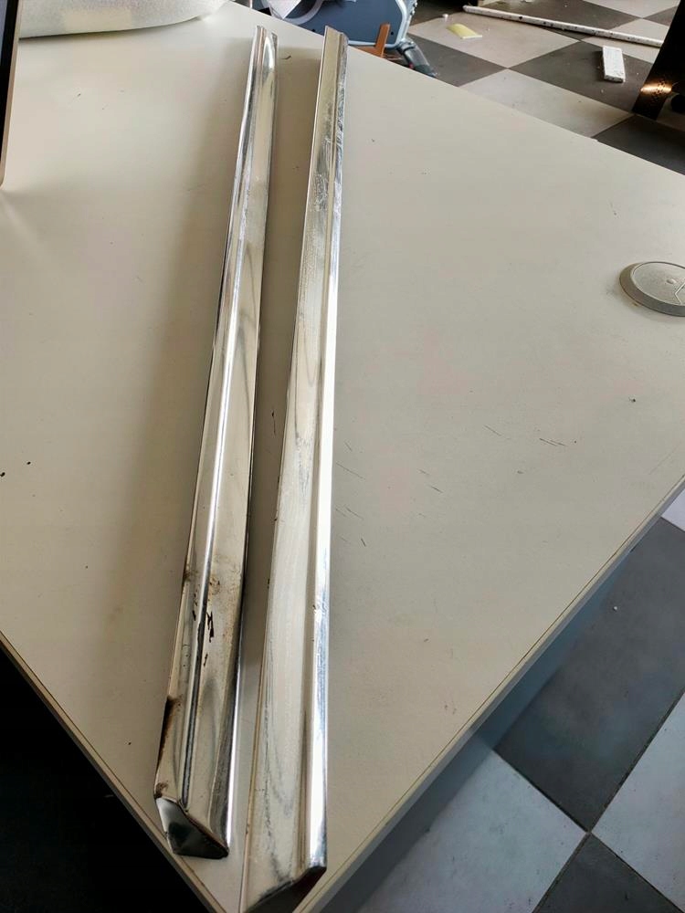 Хромированная планка под боковым стеклом Mercedes R107