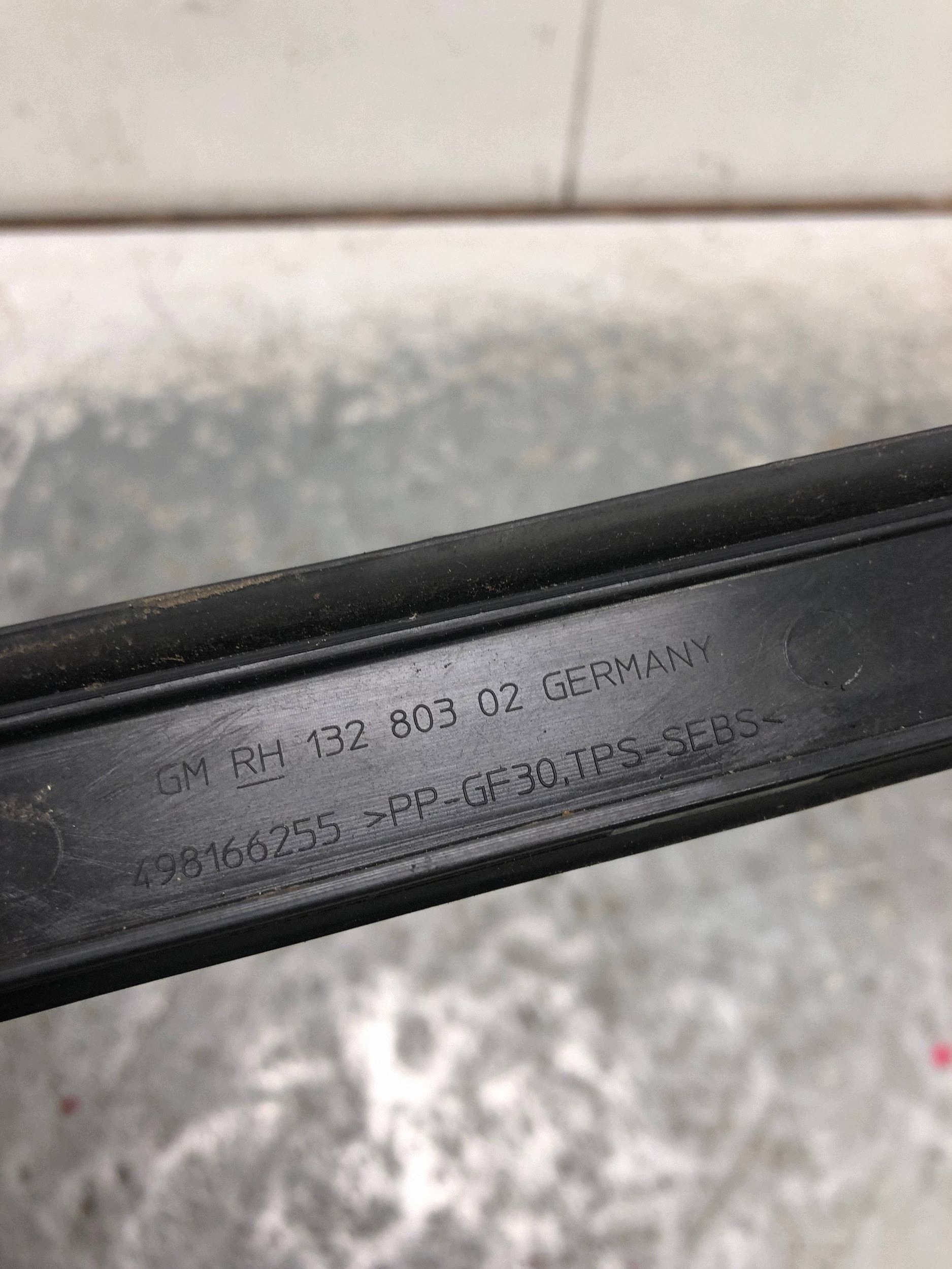 moulding windows windscreen right front OPEL ASTRA J 13280302