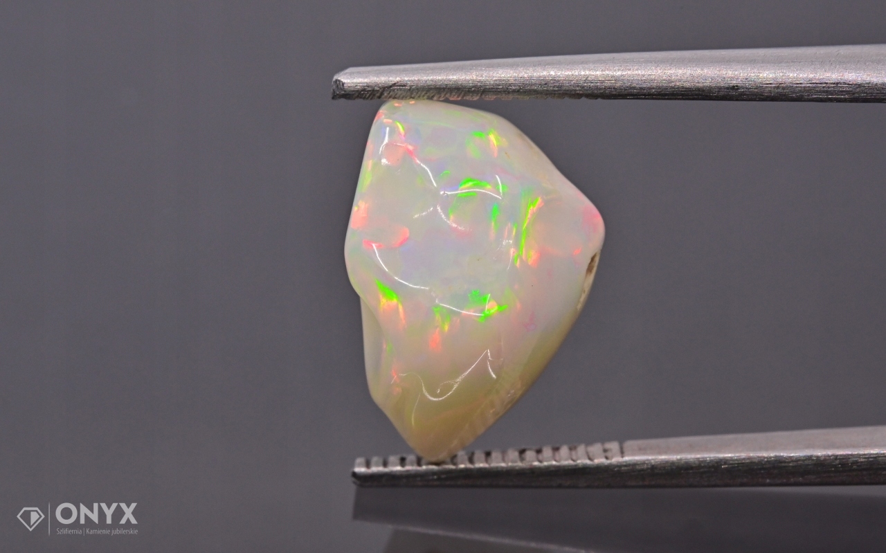 Opal z Etiopie hrudka 12x9 mm