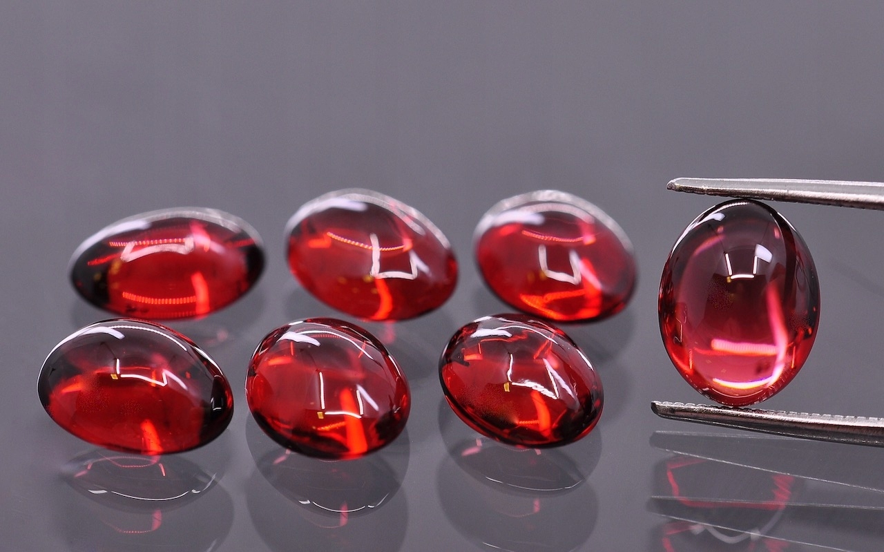 Granát Almandyn Aa kabošon ovál 9x7 mm