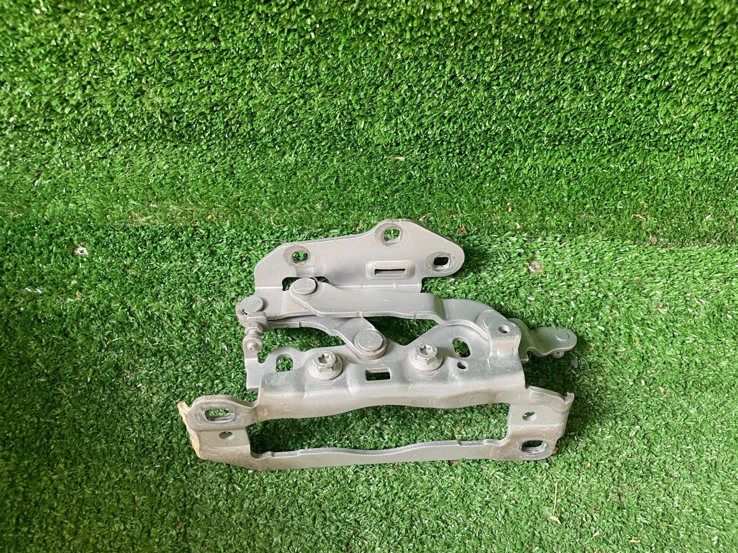 Mercedes S204 W212 hinge bonnets left front A2048800728