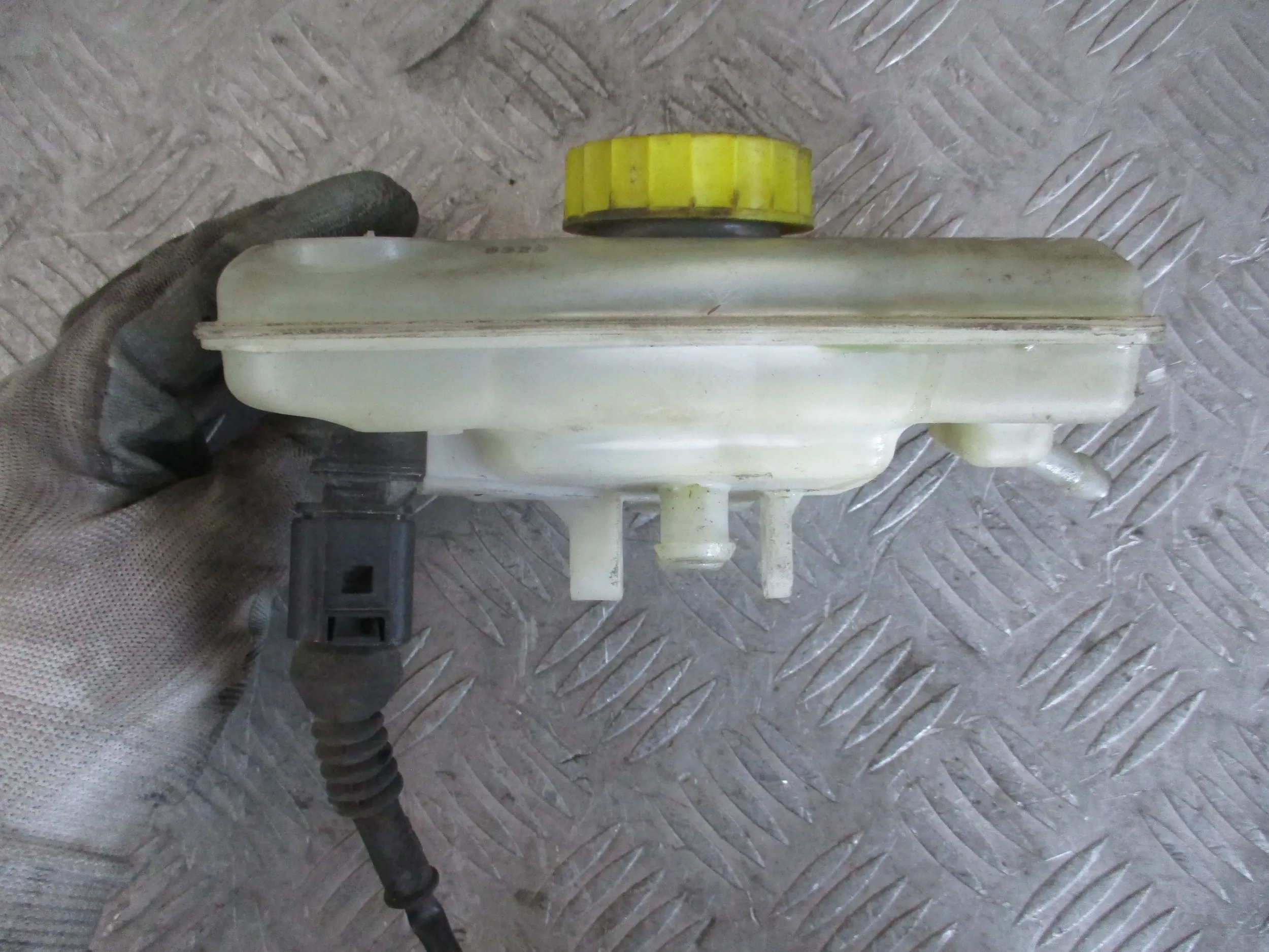 бачок тормозной жидкости Audi A4 B7 1.9d 04-08 r