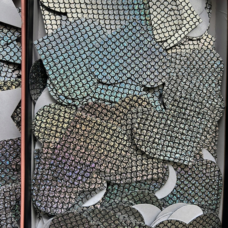 2 Pcs Ultra-thin Laser Colors Chest Sticker Długość całkowita 5 cm