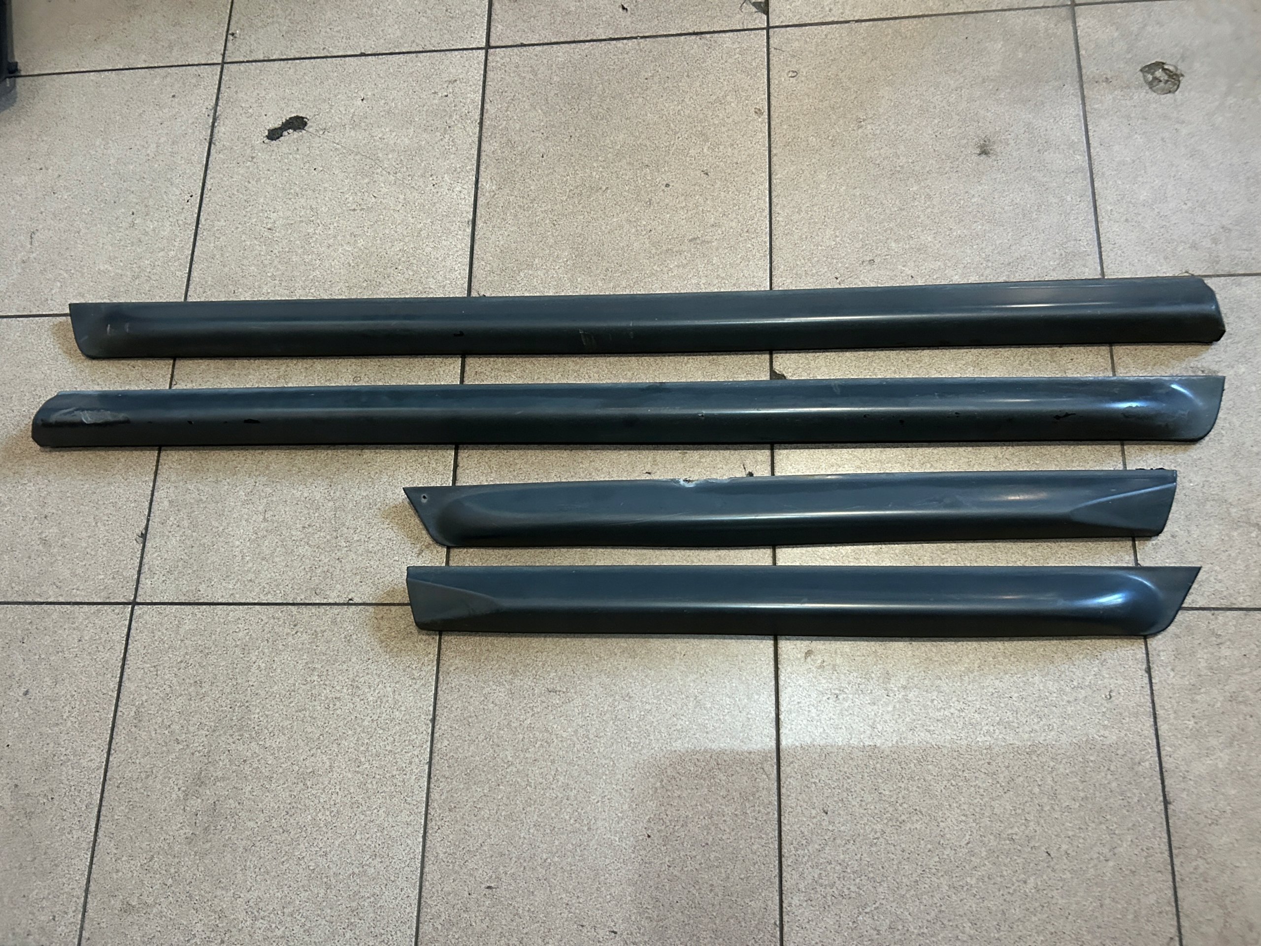 LISTWA LISTWY SZEROKIE DOLNE DRZWI AUDI A6 S6 C5 KOMPLET Numer katalogowy części LISTWA LISTWY SZEROKIE DOLNE DRZWI AUDI A6 S6 C5 KOMPLET