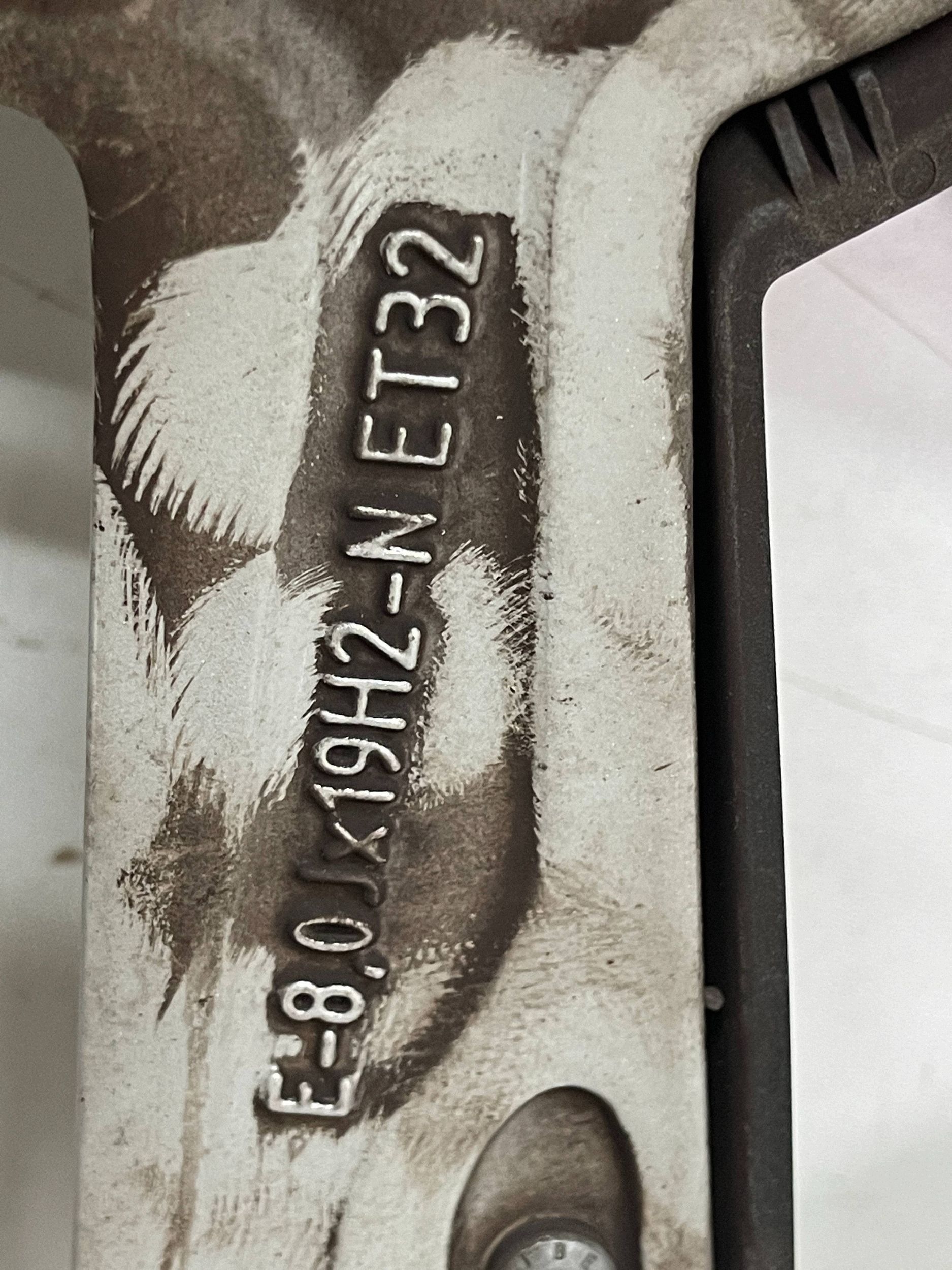 disk hliníkový AUDI A4 S4 B9 8W9601025R 8J X 19 ET32