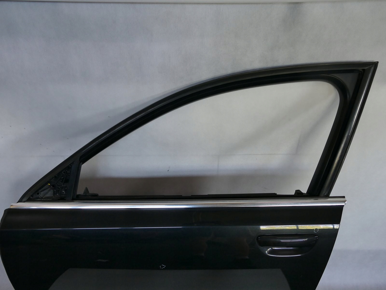AUDI A8 D3 dveře levý předek holé LZ9W
