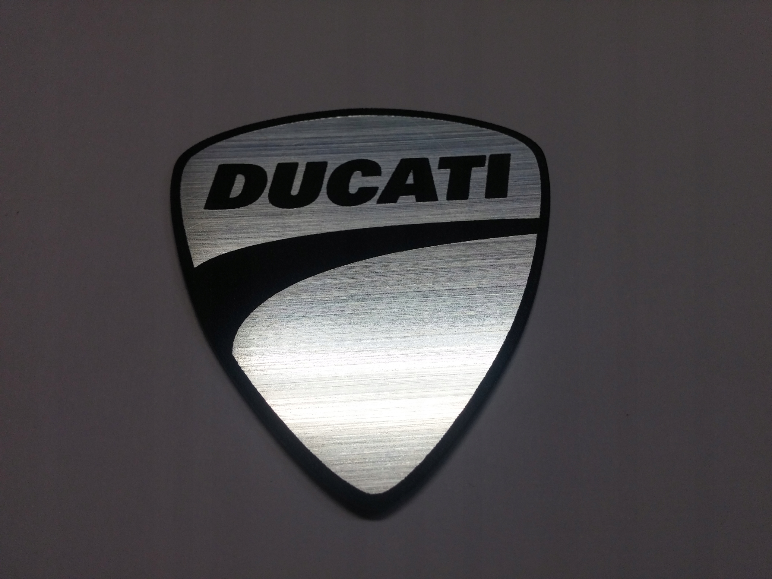 

Ducati naklejka emblemat 48 x 54 mm * Srebrna