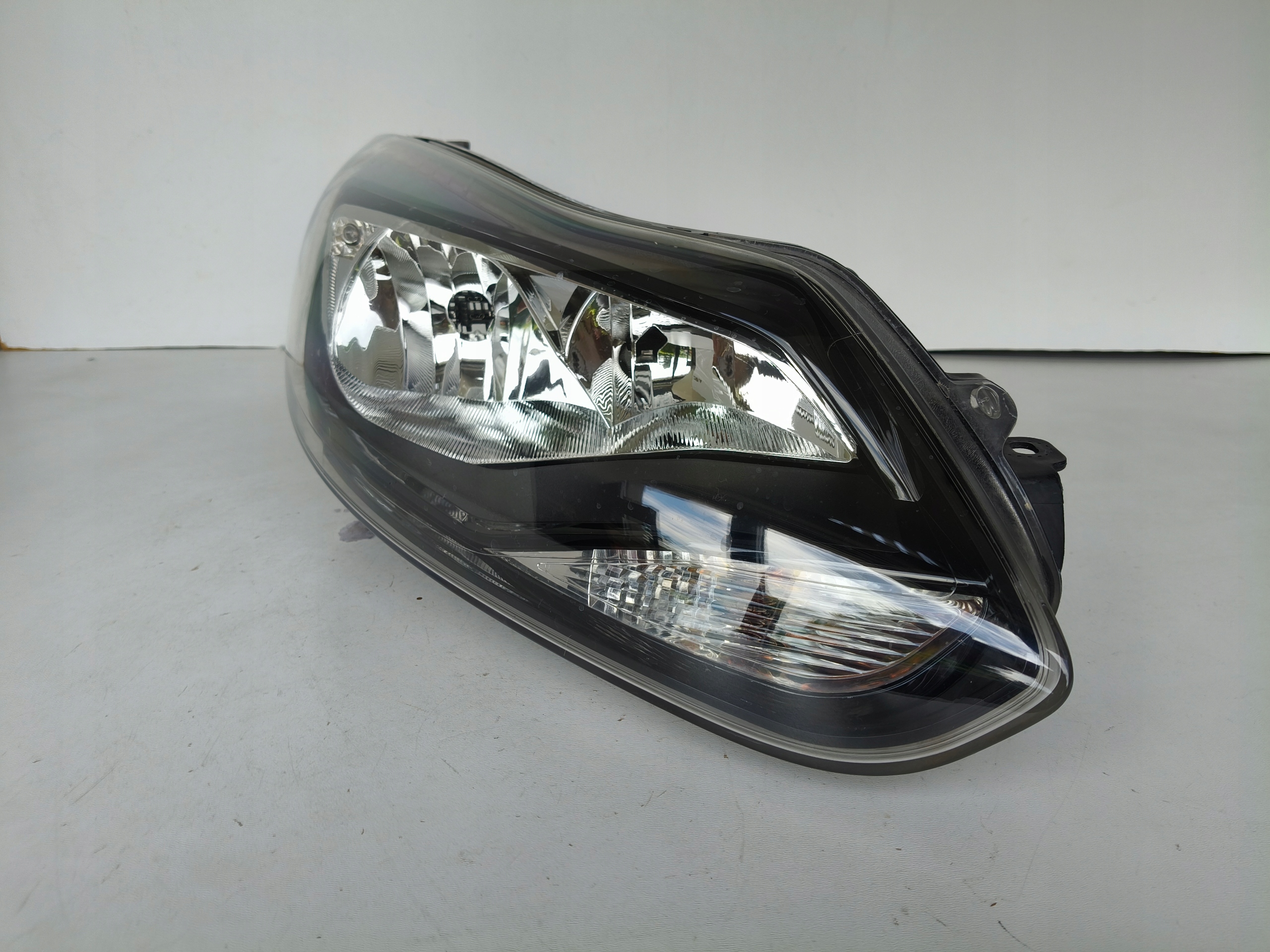 light right REFLEKTOR FORD FOCUS MK3 11-14 CIEMNA