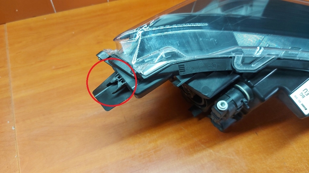 REFLEKTOR light left left front TOYOTA YARIS CROSS 20