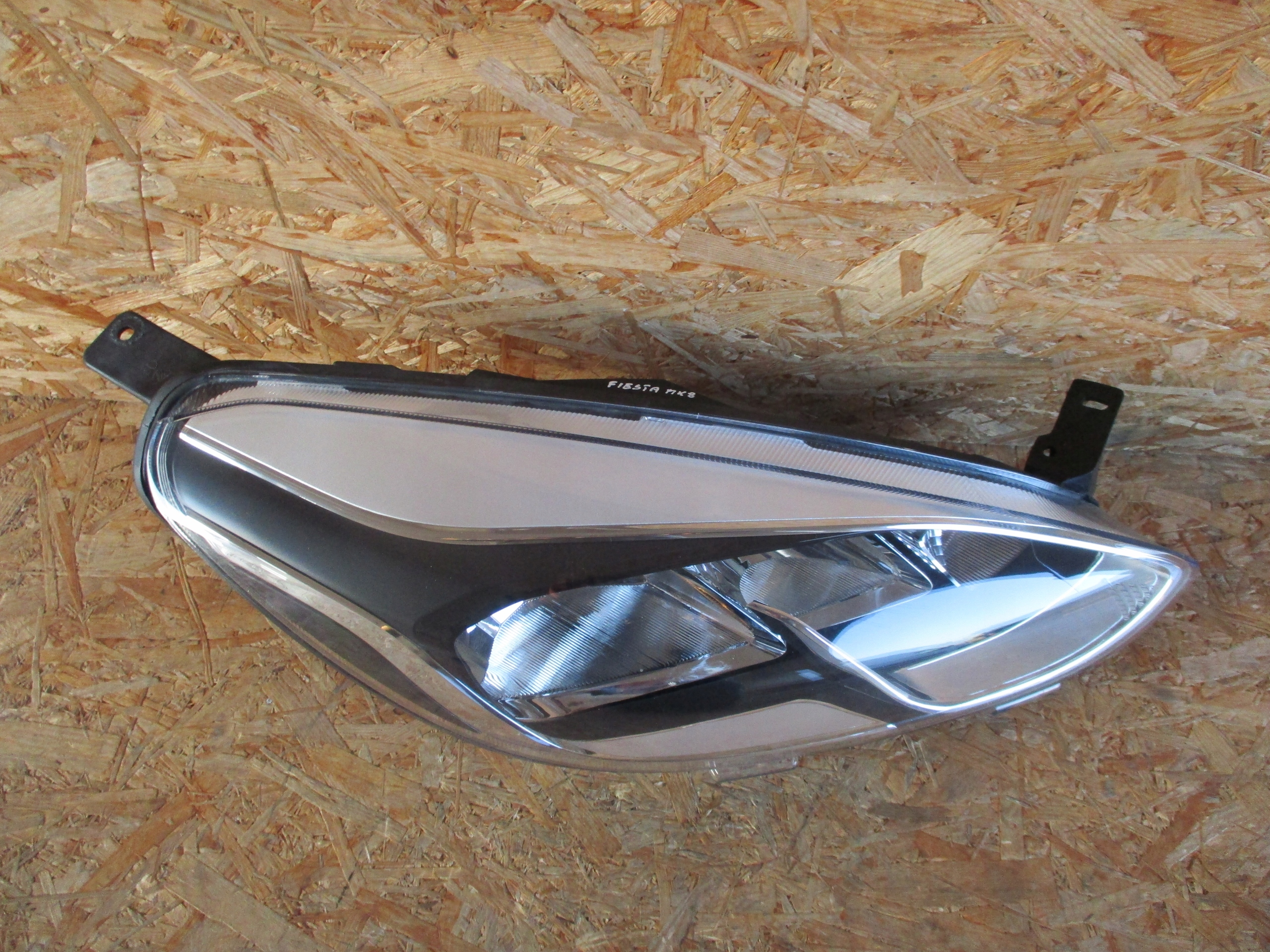 REFLEKTOR light right FORD FIESTA MK8
