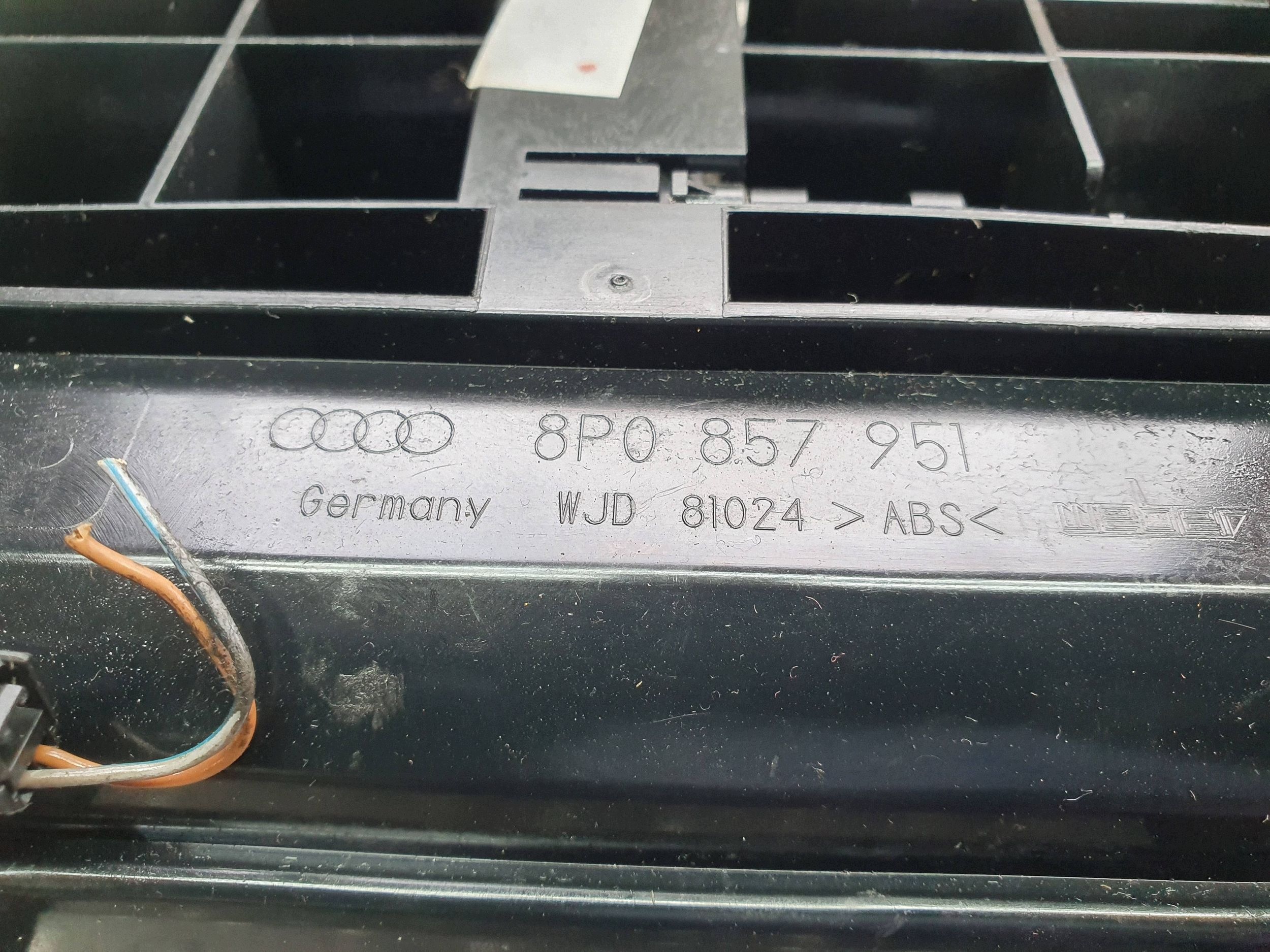 popolník predok 8P0857951 AUDI A3 8P LIFT