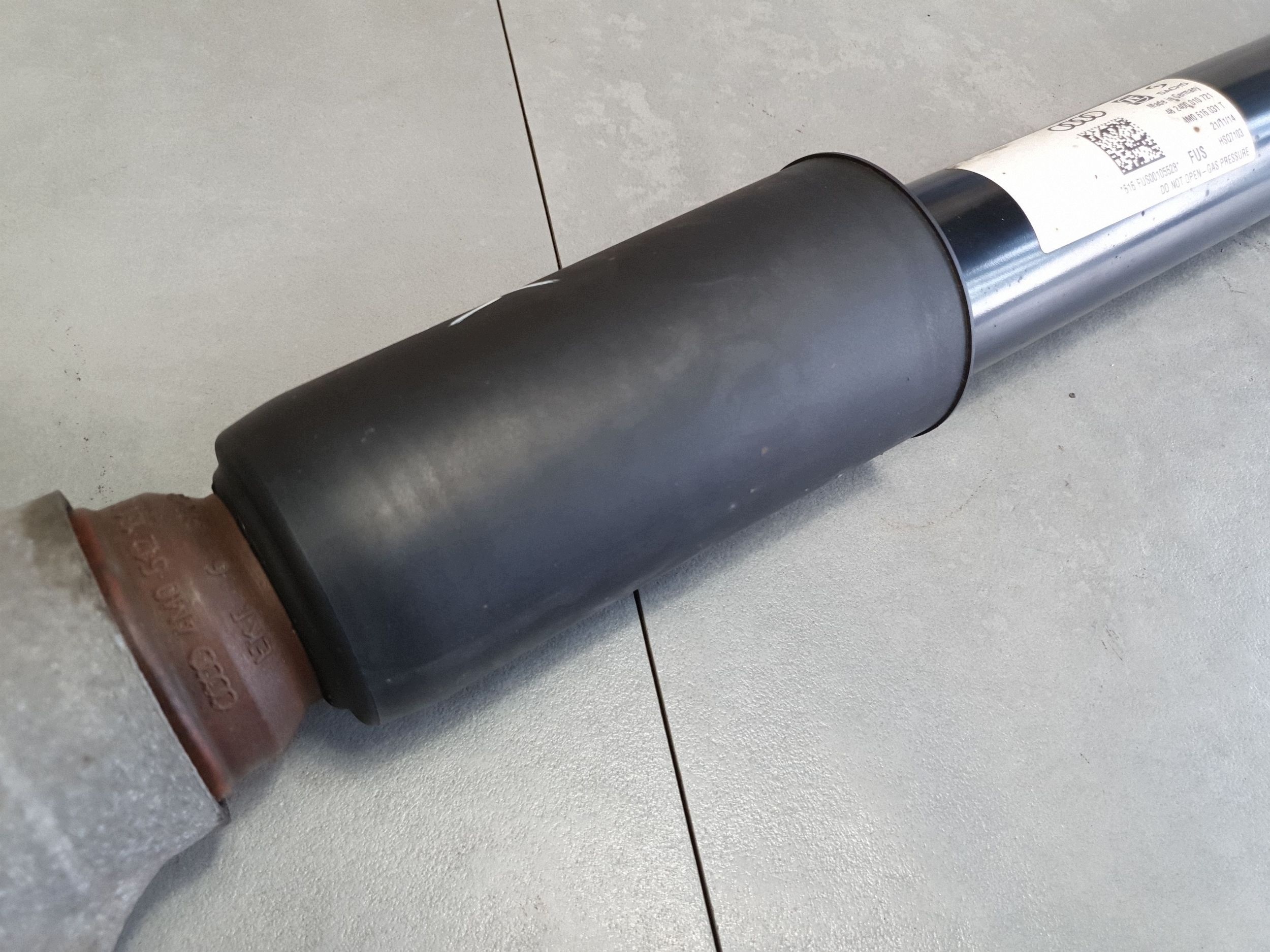 Audi Q7 4M shock absorber right rear part 4M0616031T