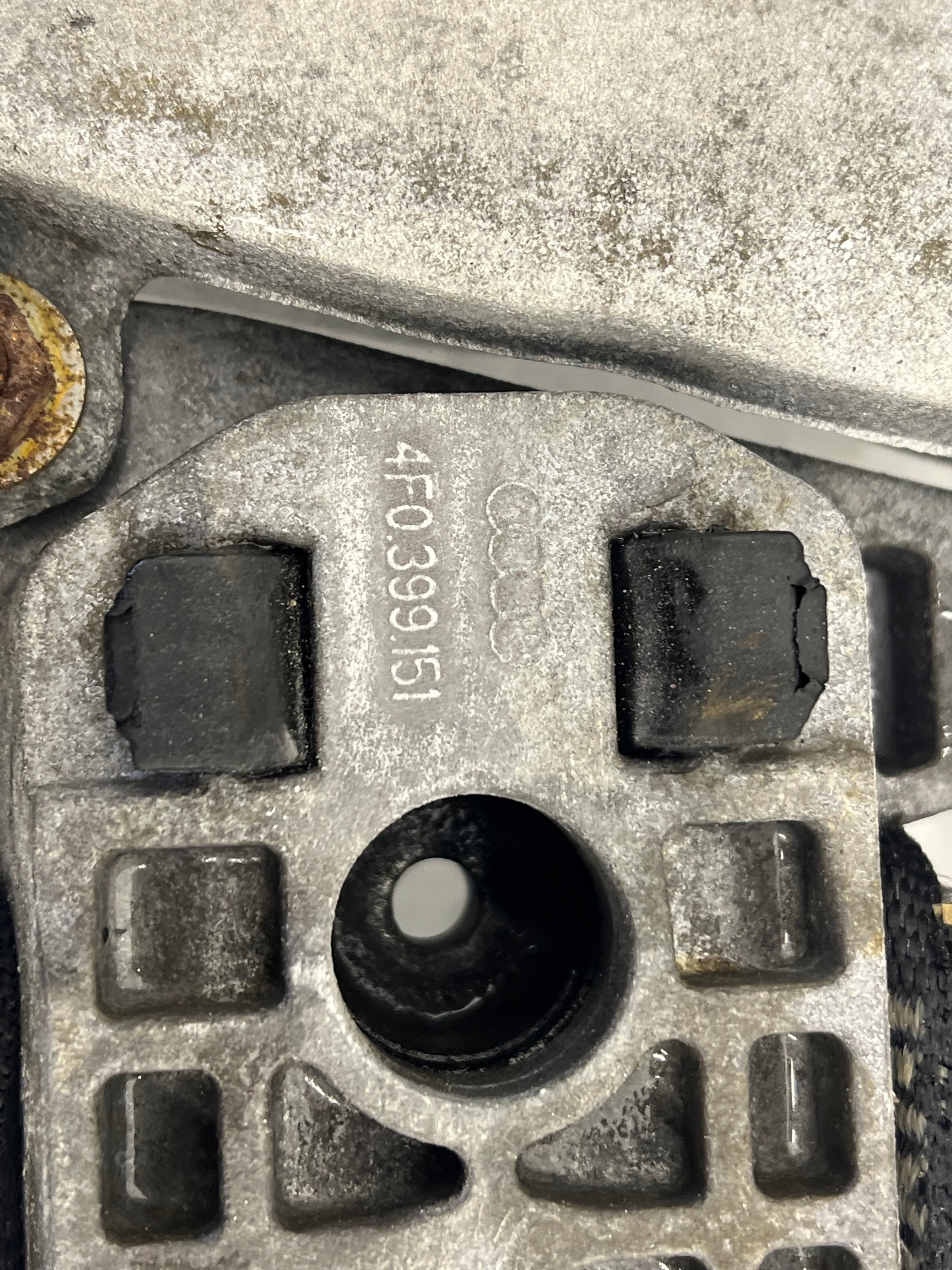 AUDI A6 C6 2.0 TDI Supporto staffa cambio ingranaggi 4F0399263L