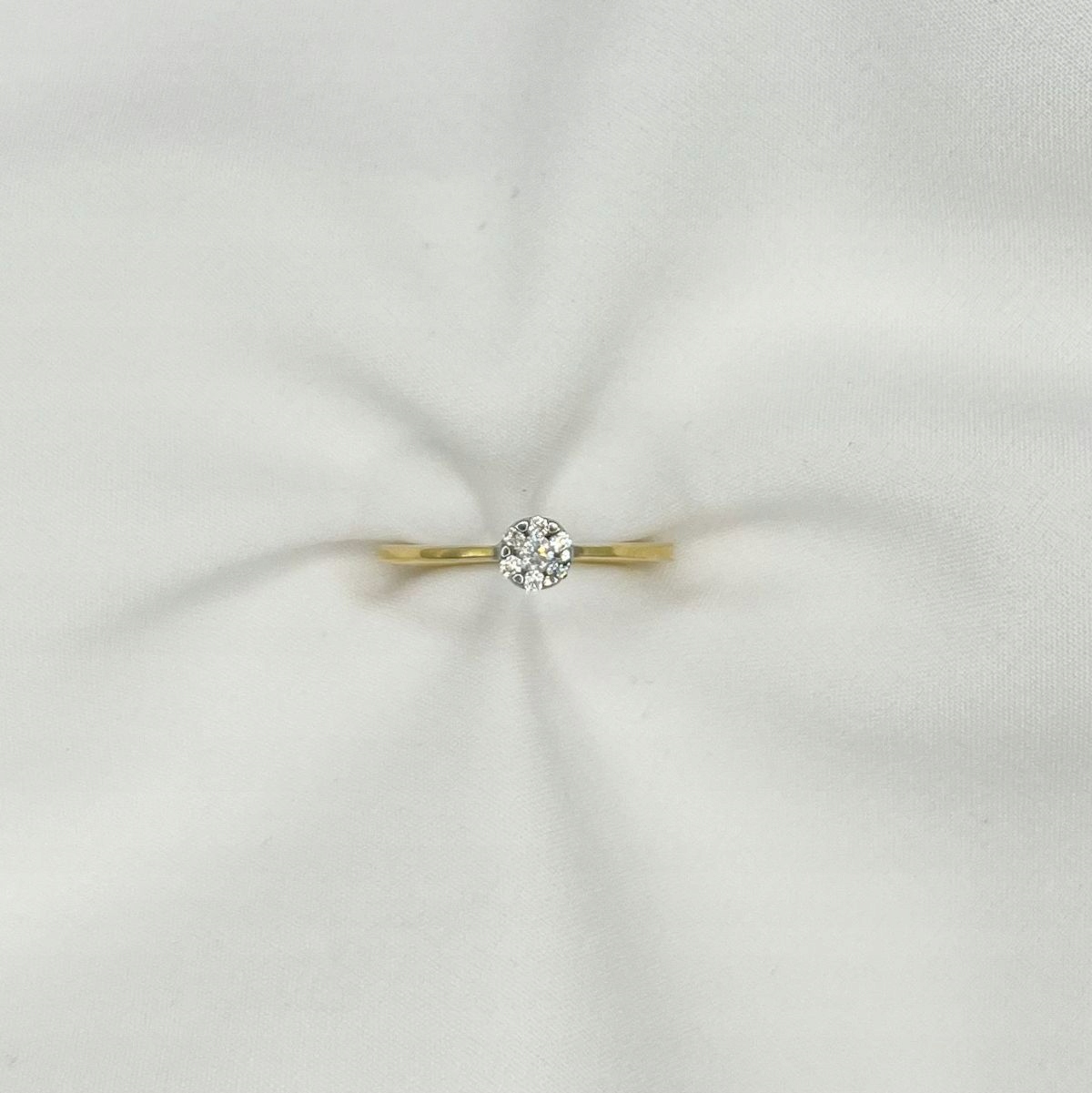 Zlatý zásnubní prstýnek s lesklými krystaly vel. 14 Zlato 585