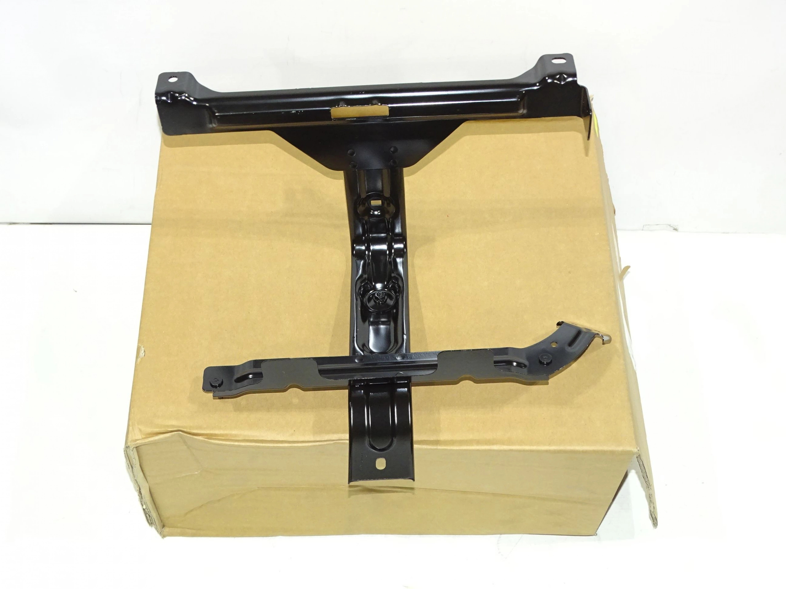 Wspornik uchwyt kola dojazdowego RANGE ROVER VELAR Producent czesci Land Rover OE