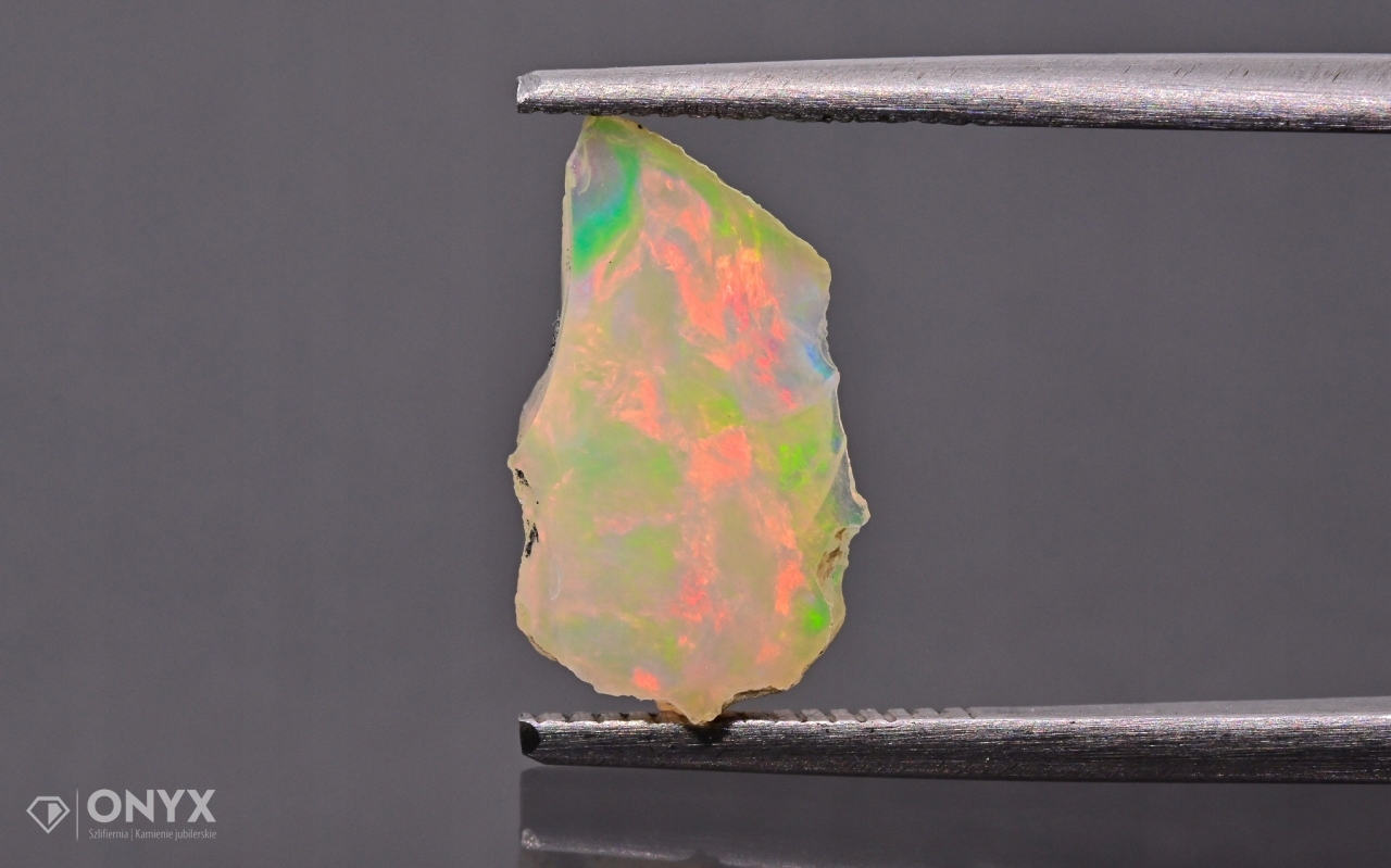 Opal z Etiopie hrudka 13x7,5 mm