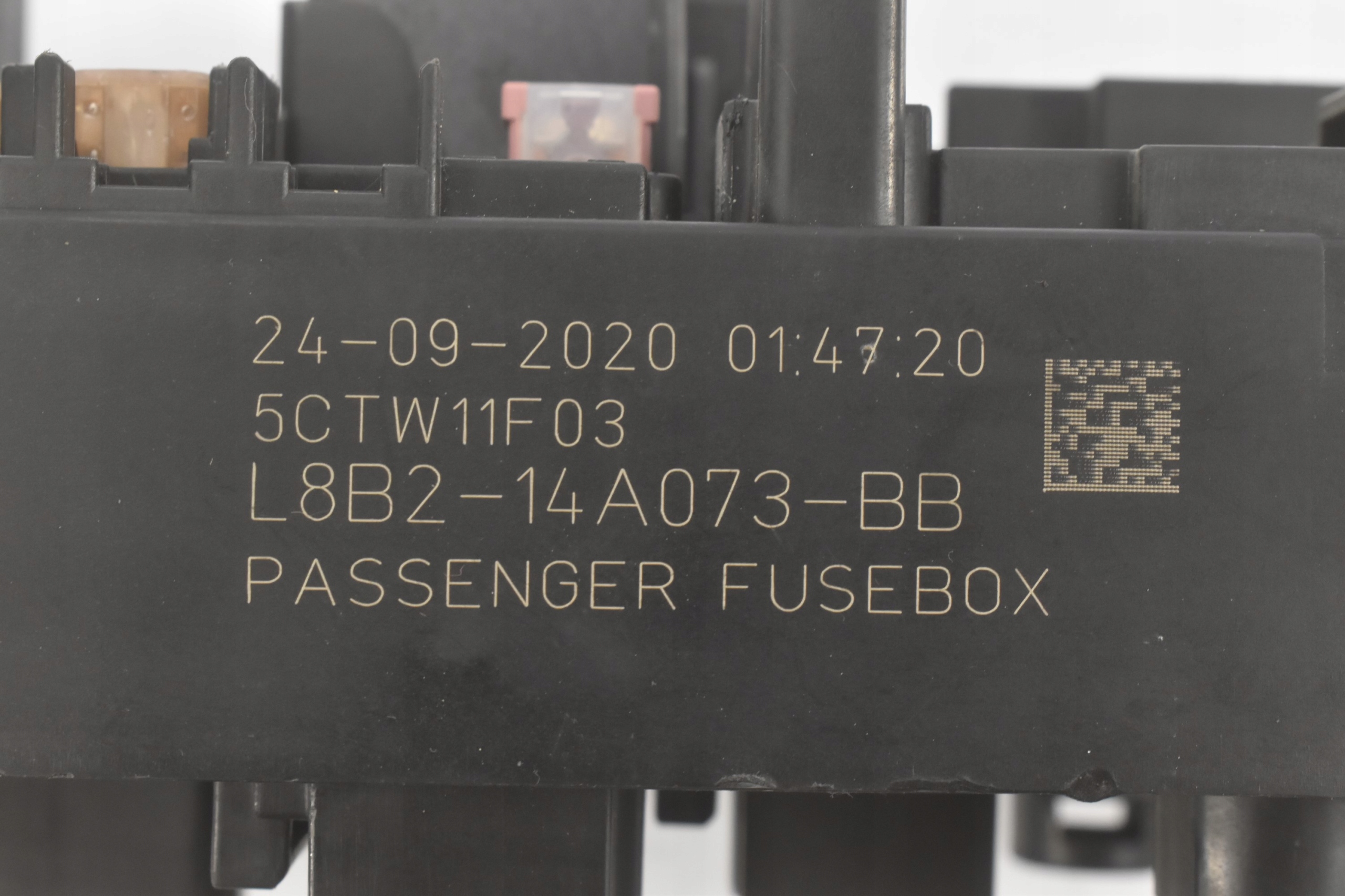 SKRZYNKA BEZPIECZNIKÓW L8B2-14A073-BB LAND ROVER DEFENDER L663 2020- Producent części Land Rover OE