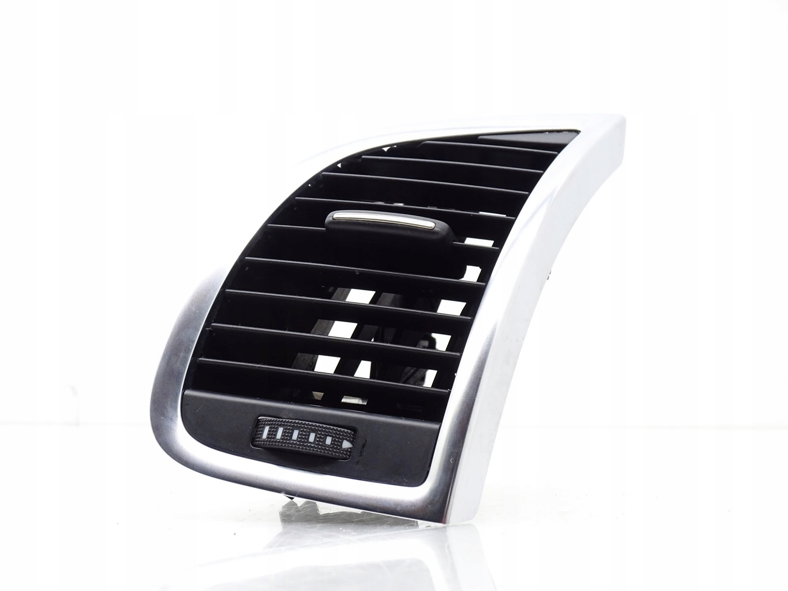 Вентиляційна решітка передня права AUDI Q7 4l 4L0820902T