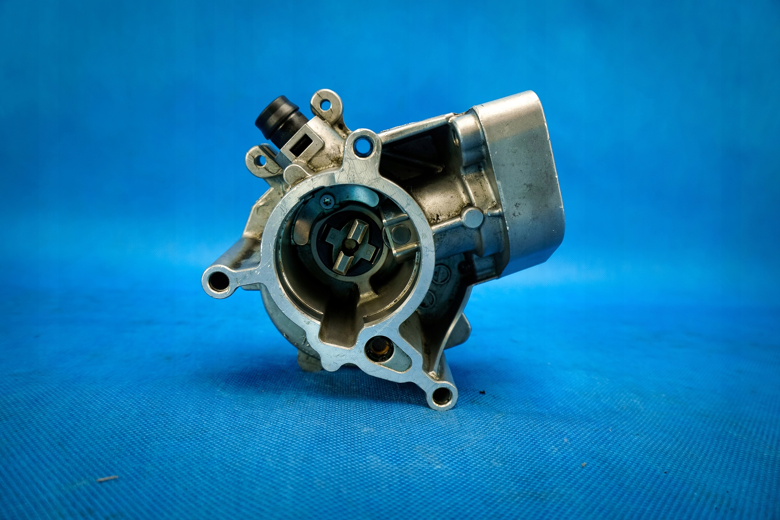 pump vacual vacum Audi S3 A6 VW 06L145100B