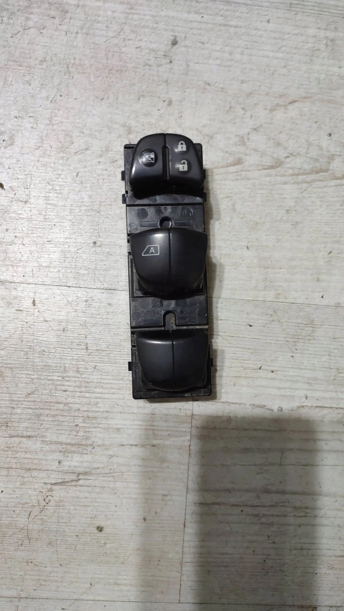 Nissan Qashqai 16r 1.5dci front side left button of the window windows