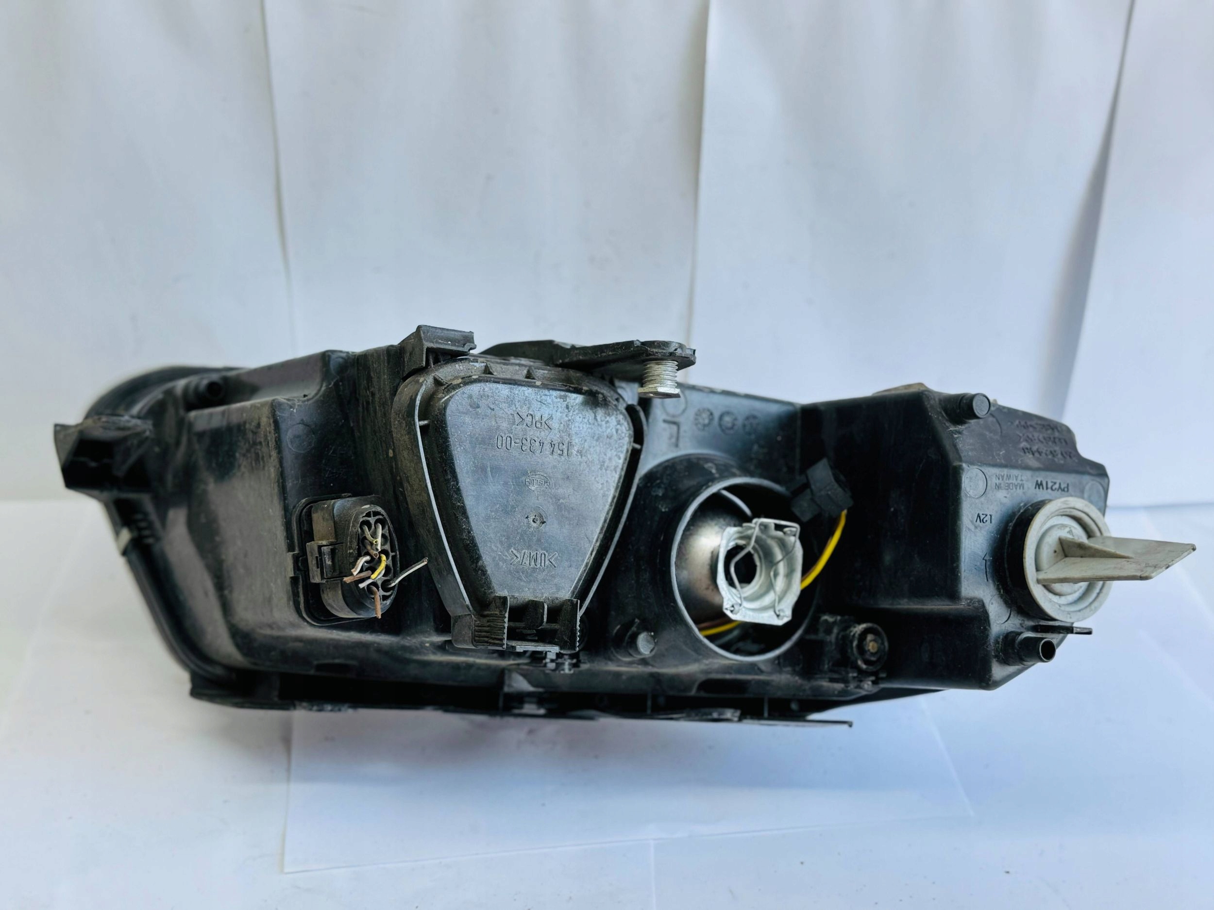KIA Carnival 2003 right side light front e13175