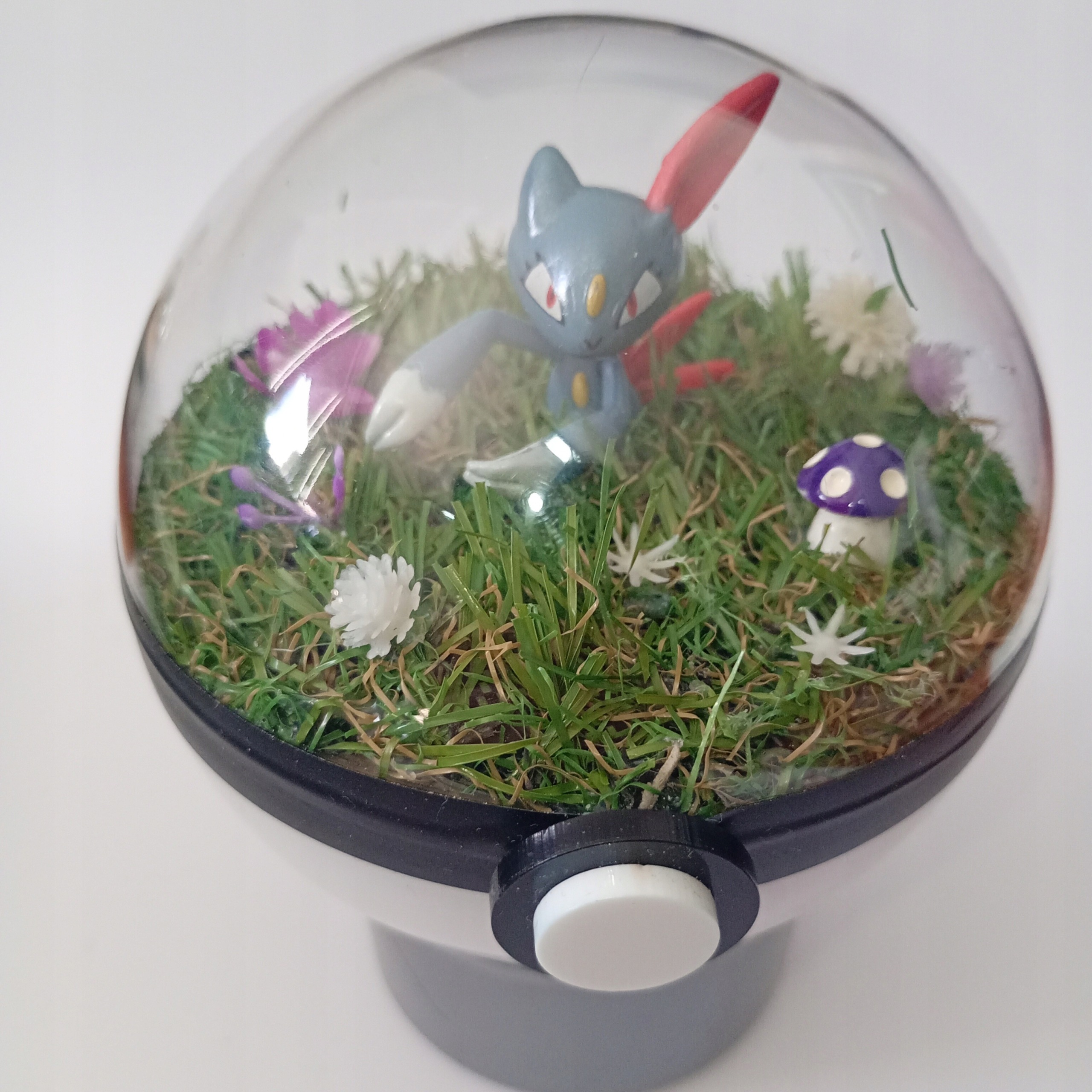 Sneasel – Pokeball Terárium, Unikátní Ručně Vyrobené Diorama Pokémon, 10 CM