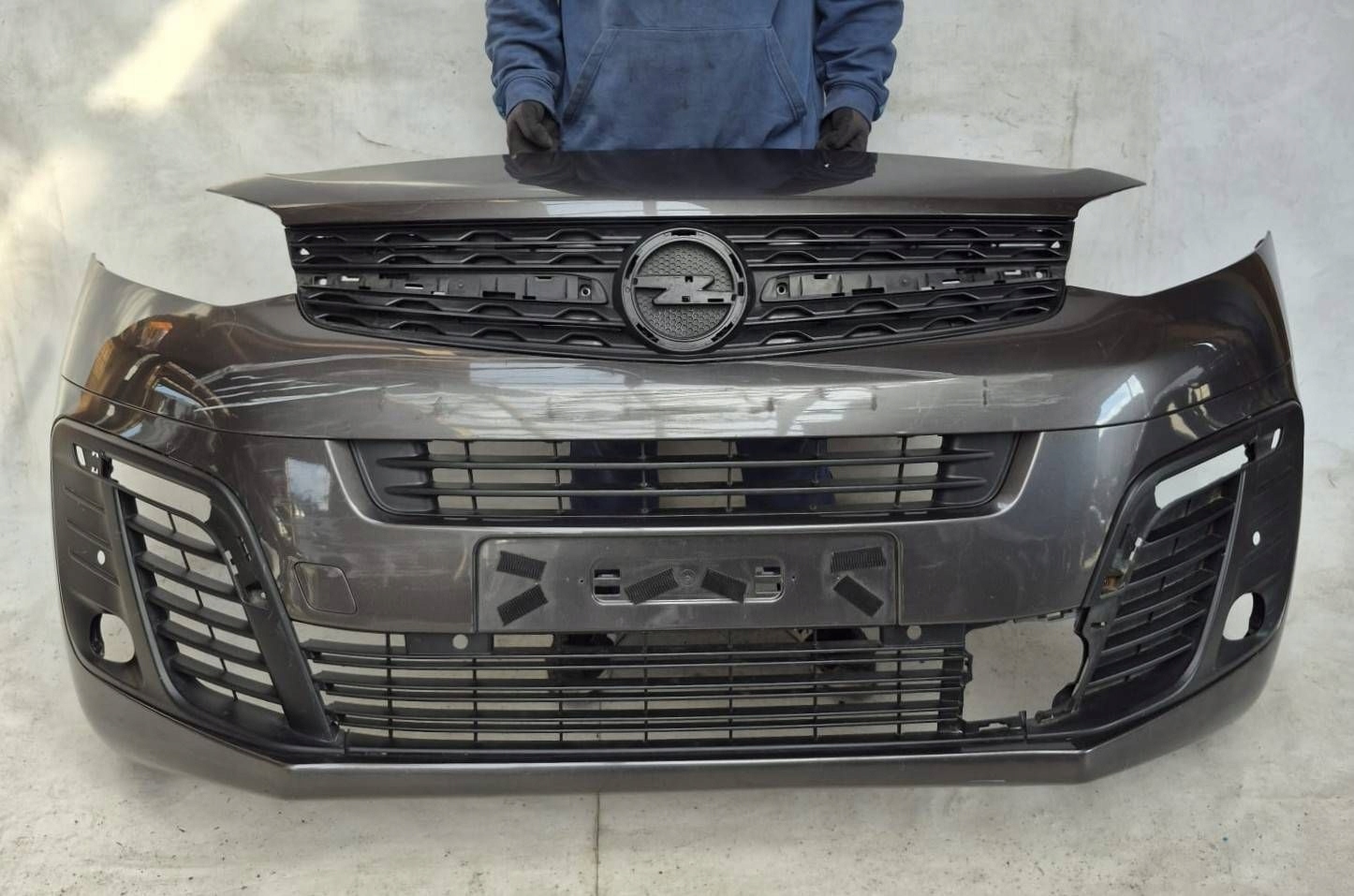 OPEL ZAFIRA LIFE D VIVARO C 19- bumper front front grill 9833129877