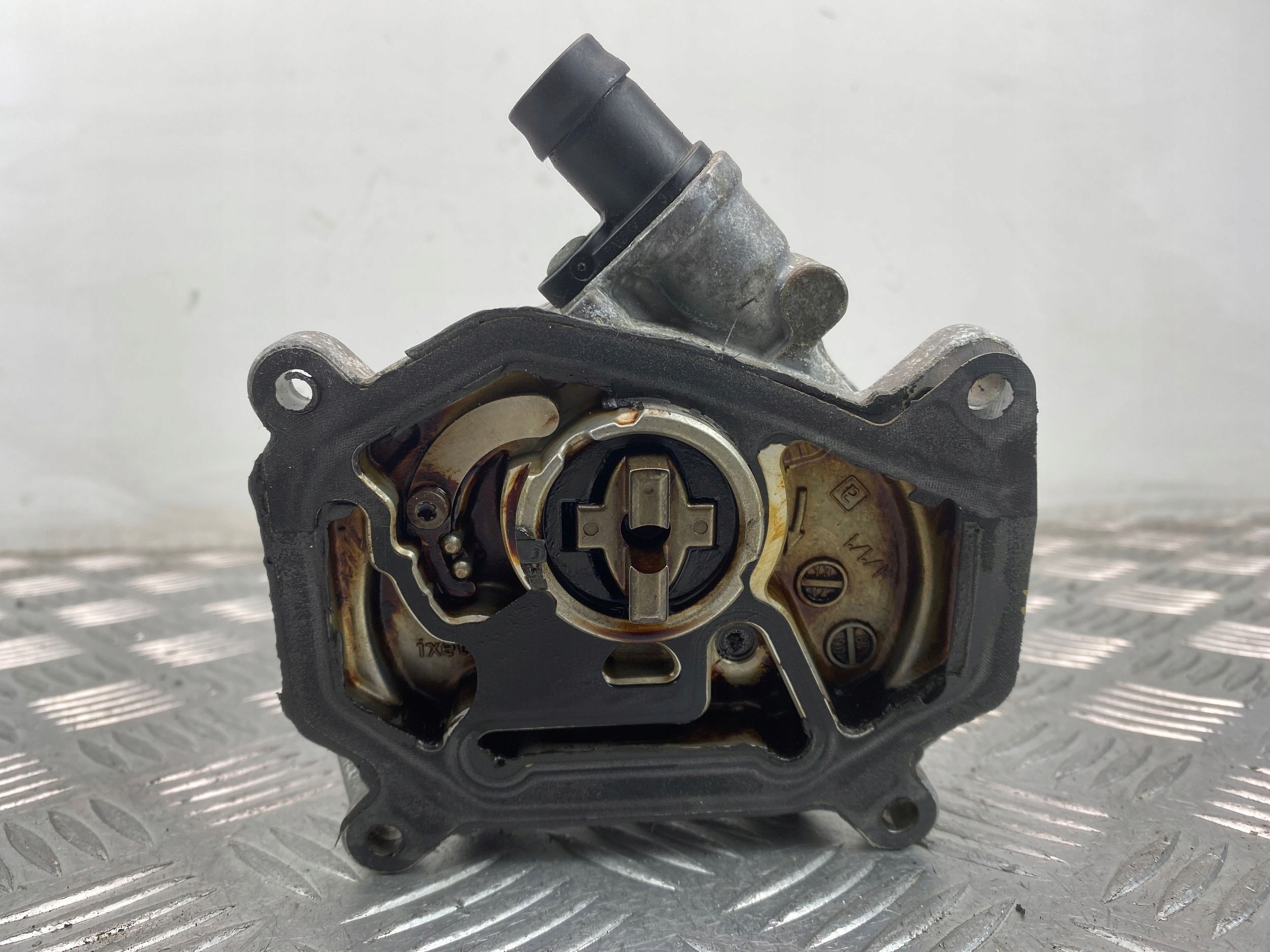 Mercedes E200 CGI W212 pump vacual / Vacum A2701801001