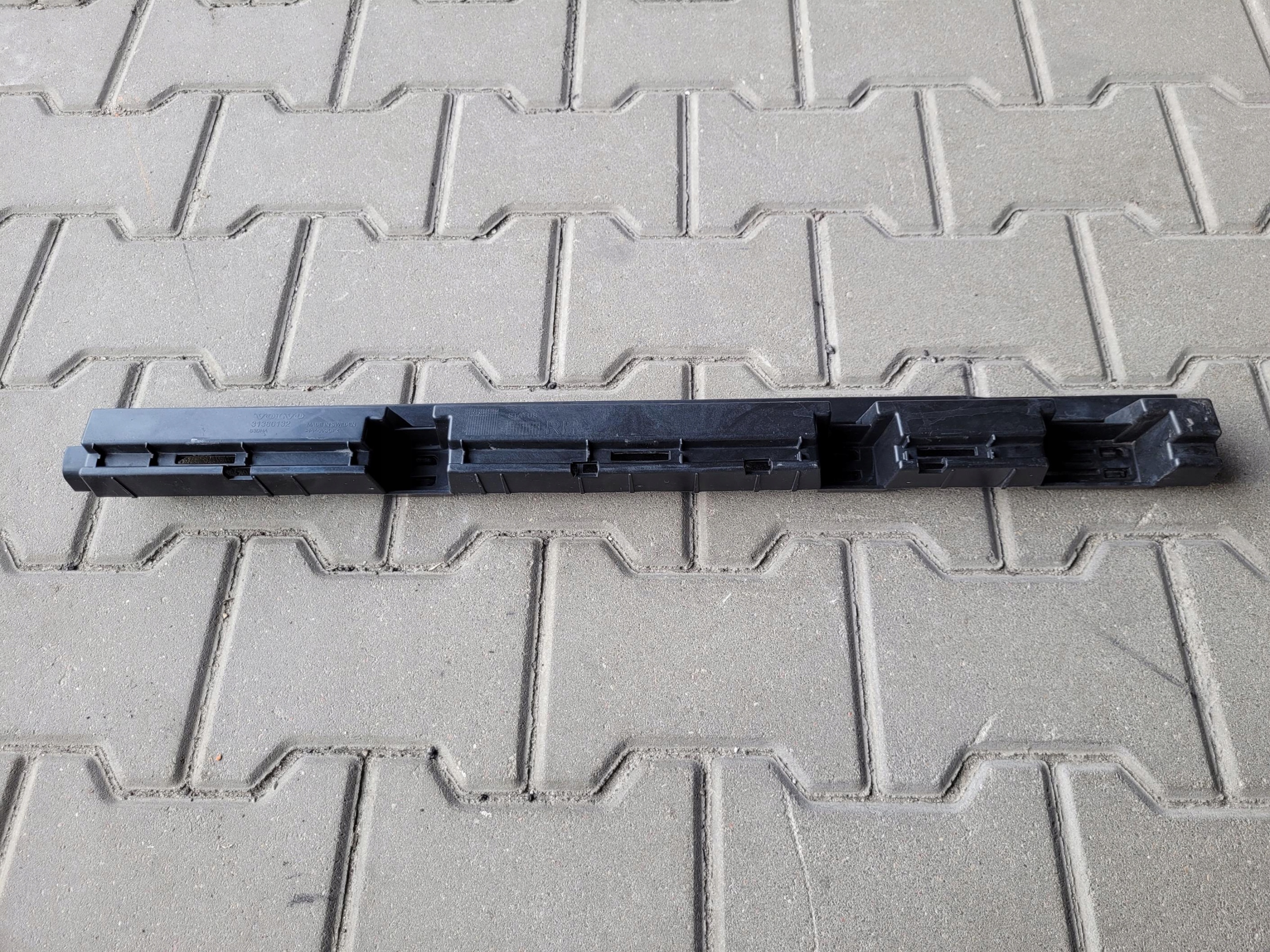support holder mouldings PROGOWEJ right 31386132 VOLVO S90 II V90